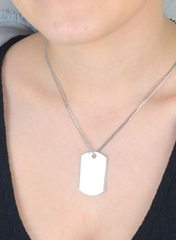 Elegancka zawieszka srebrna blaszka próby 925, model DIA-ZAW-83263-925. Waga 5,20 g, długość 3,7 cm, szerokość 2,3 cm. Idealna do personalizacji grawerem – prosty, nowoczesny design (3).JPG