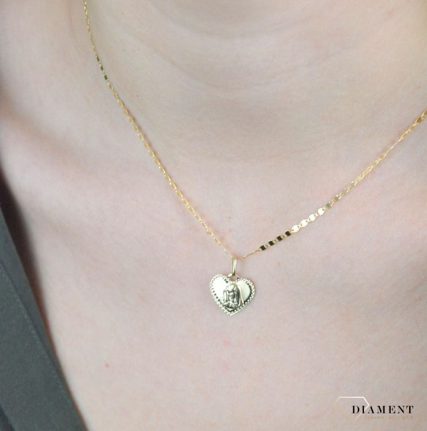 Złota zawieszka medalik 585 cudowny medalik z Matką Boską serce DIA-ZAW-8583-585. Złoty medalik został wykonany z najwyższej jakości 14 – karatowego żółtego złota. Delikatny wisiorek z wizerunkiem Matki Boskiej Niepokalanej.jpg