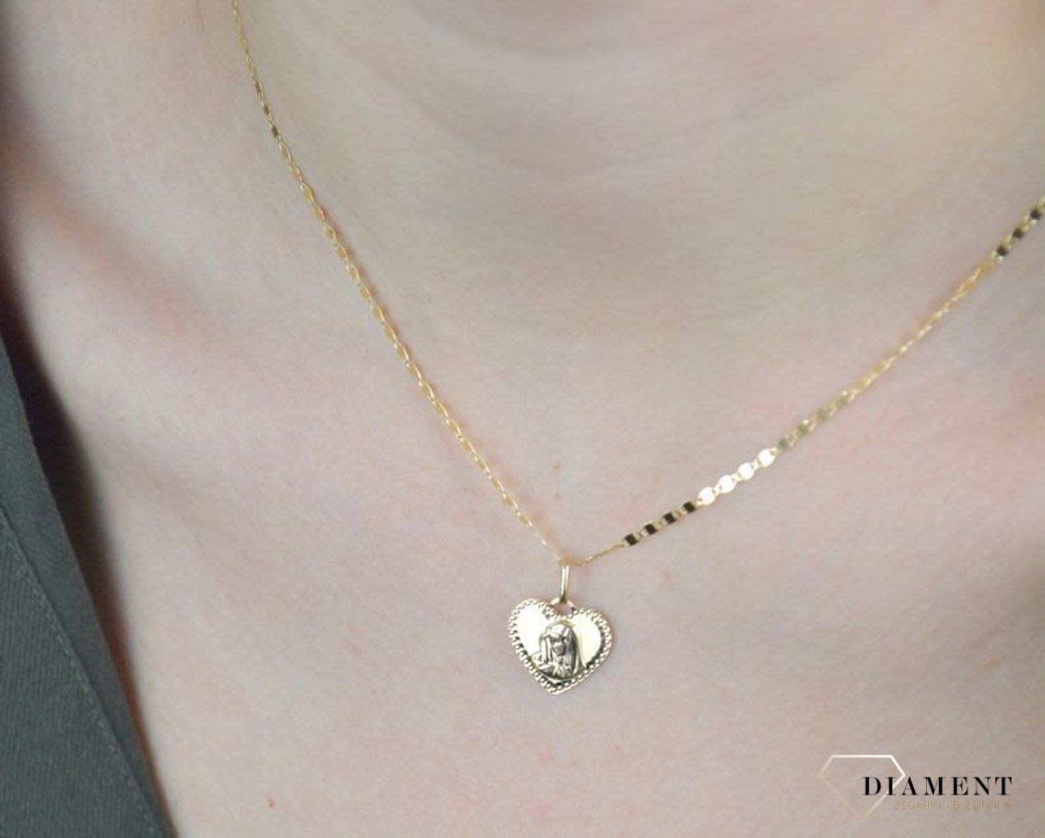 Złota zawieszka medalik 585 cudowny medalik z Matką Boską serce DIA-ZAW-8583-585. Złoty medalik został wykonany z najwyższej jakości 14 – karatowego żółtego złota. Delikatny wisiorek z wizerunkiem Matki Boskiej Niepokalanej.jpg