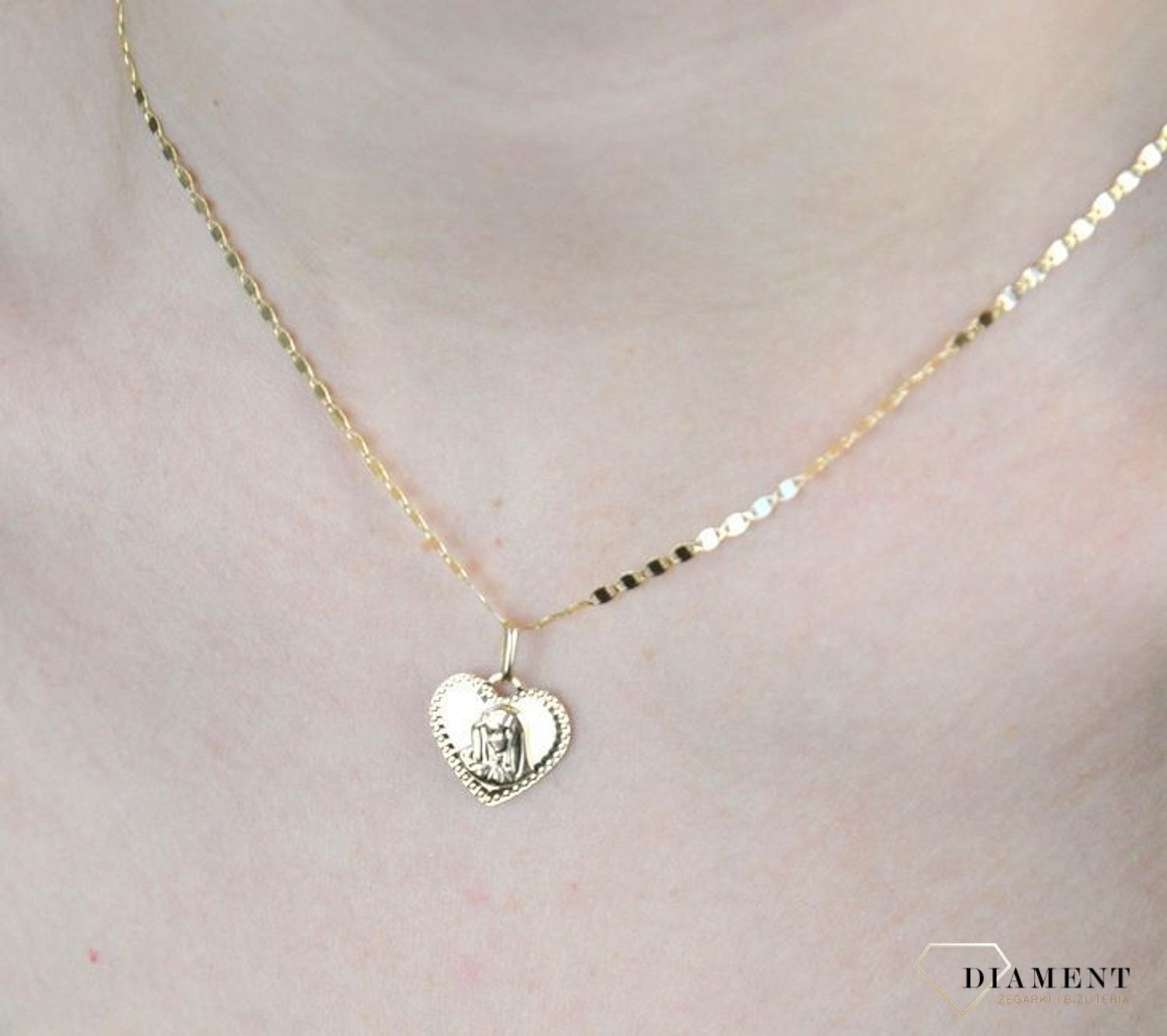 Złota zawieszka medalik 585 cudowny medalik z Matką Boską serce DIA-ZAW-8583-585. Złoty medalik został wykonany z najwyższej jakości 14 – karatowego żółtego złota. Delikatny wisiorek z wizerunkiem Matki Boskiej Niepokalanej.jpg