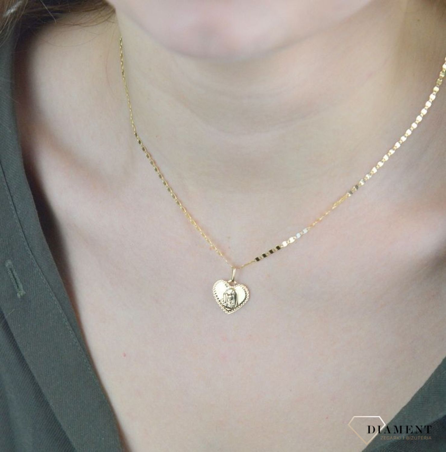 Złota zawieszka medalik 585 cudowny medalik z Matką Boską serce DIA-ZAW-8583-585. Złoty medalik został wykonany z najwyższej jakości 14 – karatowego żółtego złota. Delikatny wisiorek z wizerunkiem Matki Boskiej Niepokalanej.jpg