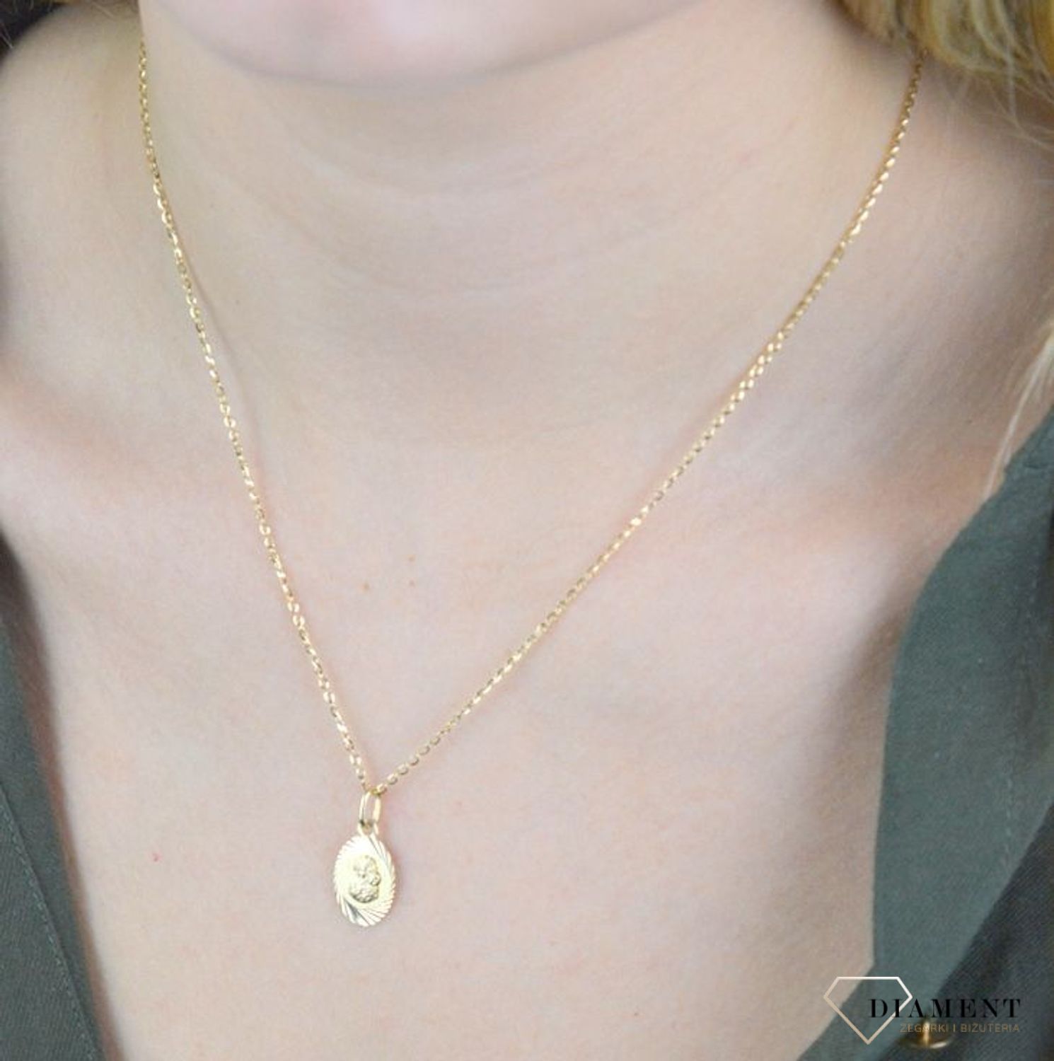Złota zawieszka medalik owalny 585 z Matką Boską DIA-ZAW-8584-585. Złota zawieszka medalik owalny 585 z Matką Boską.  Złoty medalik został wykonany z najwyższej jakości 14 – karatowego żółtego złota. Delikatny wisiorek Matki Boskiej.jpg