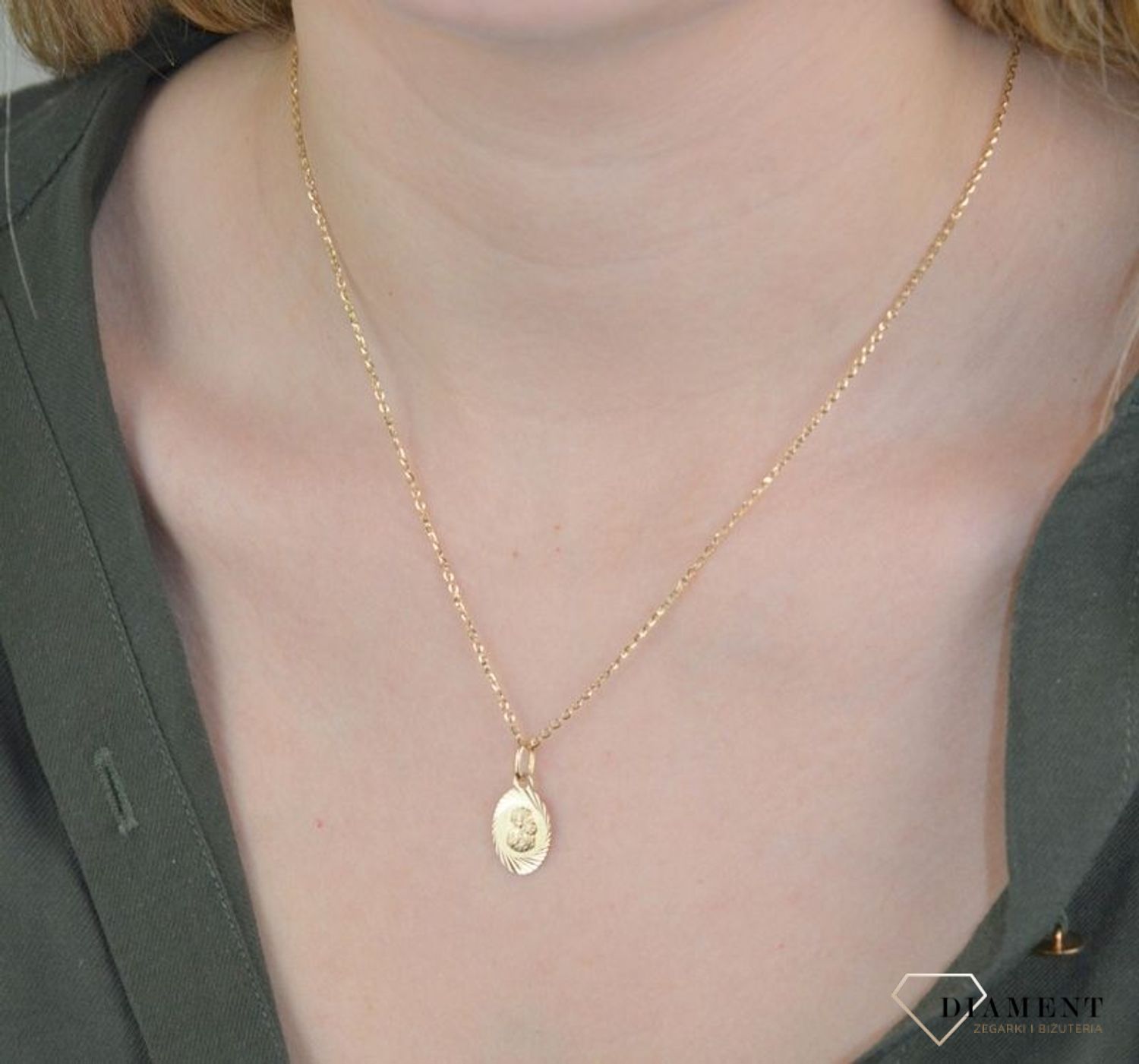 Złota zawieszka medalik owalny 585 z Matką Boską DIA-ZAW-8584-585. Złota zawieszka medalik owalny 585 z Matką Boską.  Złoty medalik został wykonany z najwyższej jakości 14 – karatowego żółtego złota. Delikatny wisiorek Matki Boskiej.jpg