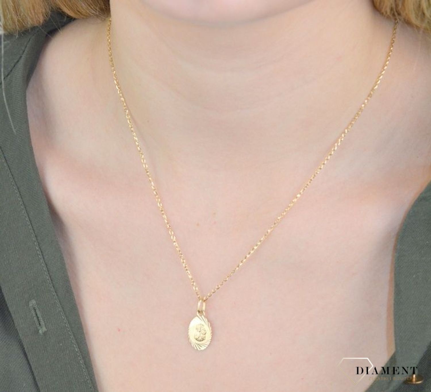 Złota zawieszka medalik owalny 585 z Matką Boską DIA-ZAW-8584-585. Złota zawieszka medalik owalny 585 z Matką Boską.  Złoty medalik został wykonany z najwyższej jakości 14 – karatowego żółtego złota. Delikatny wisiorek Matki Boskiej.jpg