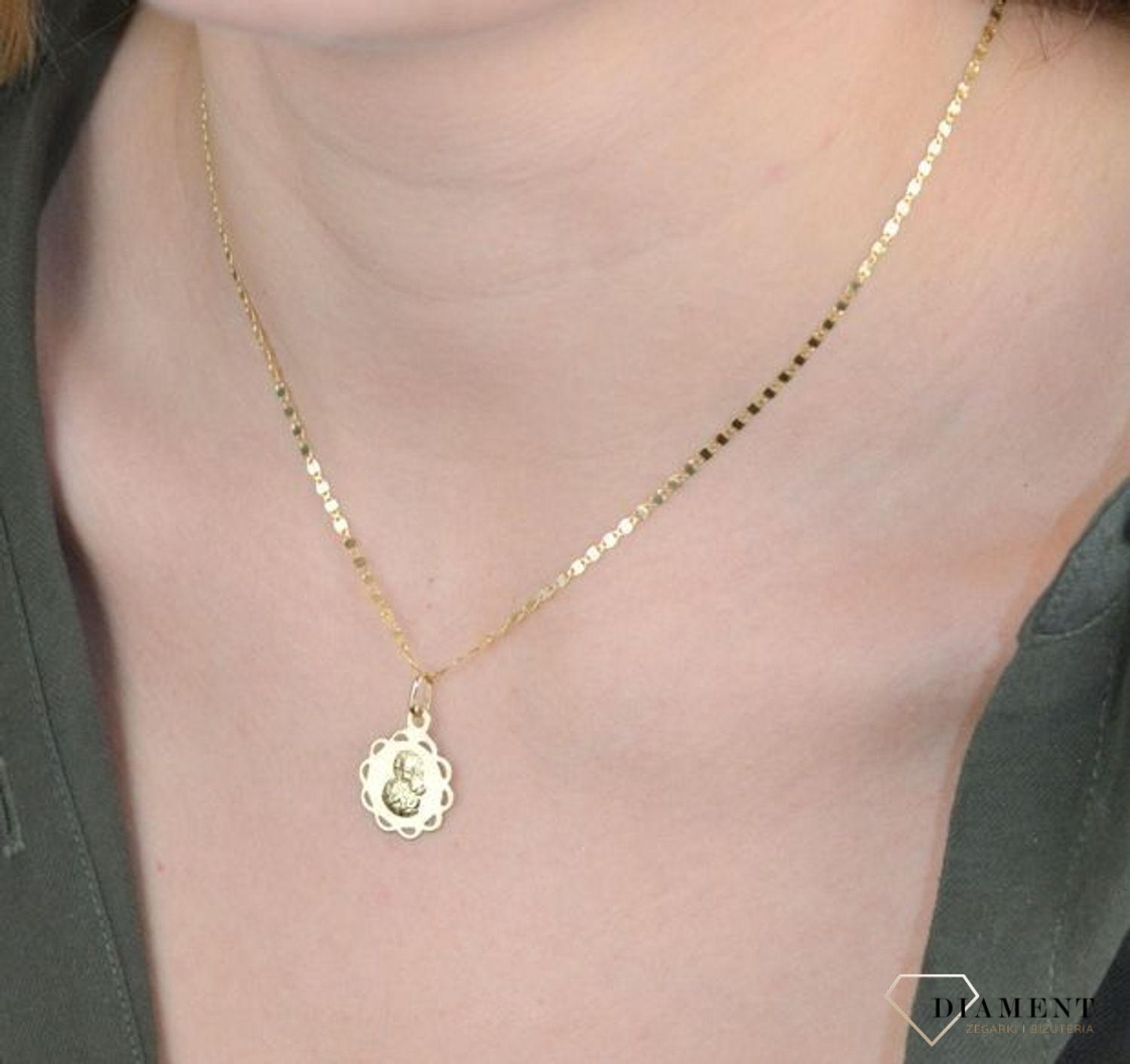 Złota zawieszka 585 medalik okrągły Matka Boska  DIA-ZAW-8585-585. Zawieszka wykonana ze złota próby 585 Piękna biżuteria o bogatej symbolice religijnej. Oryginalna forma delikatnej zawieszki ujmuje kunsztem i precyzją wykonania.jpg