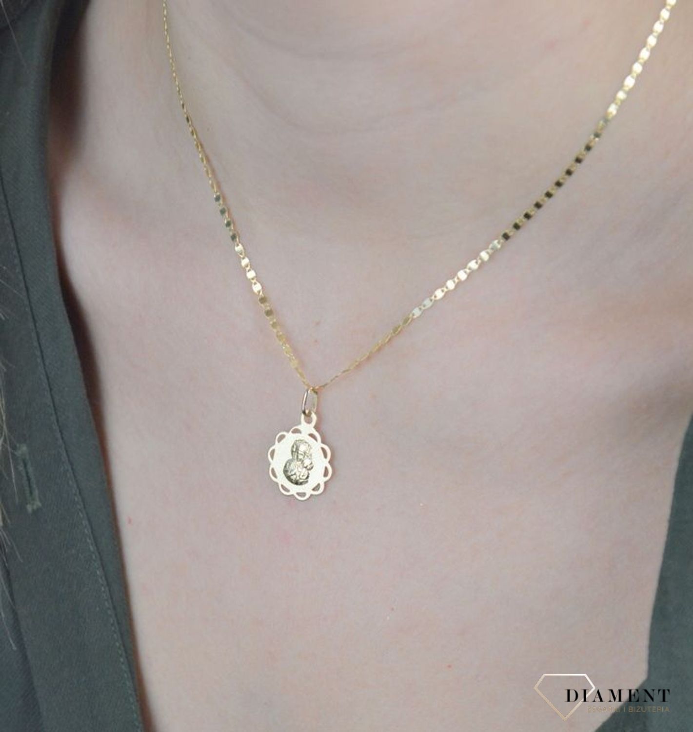 Złota zawieszka 585 medalik okrągły Matka Boska  DIA-ZAW-8585-585. Zawieszka wykonana ze złota próby 585 Piękna biżuteria o bogatej symbolice religijnej. Oryginalna forma delikatnej zawieszki ujmuje kunsztem i precyzją wykonania.jpg