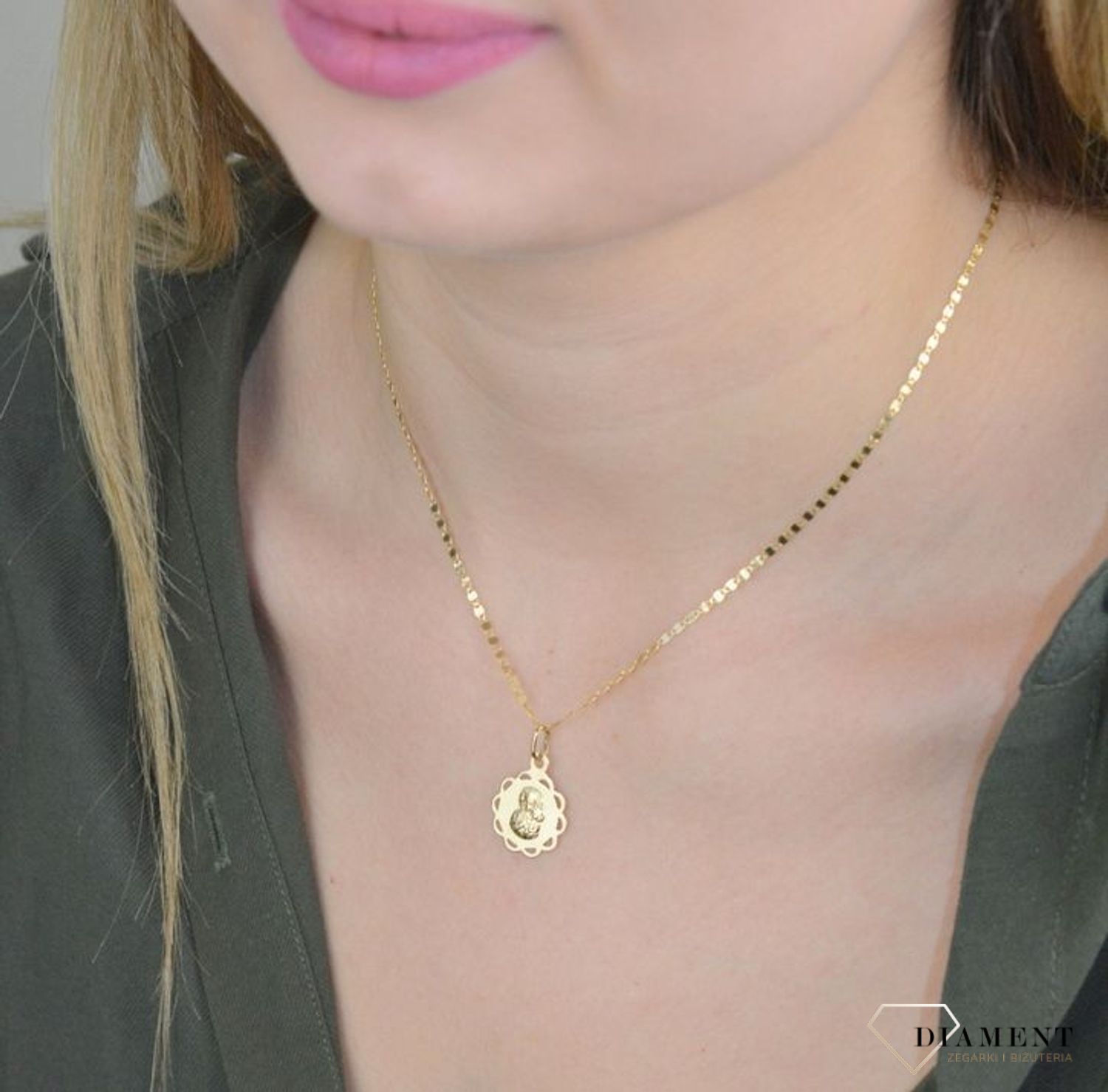 Złota zawieszka 585 medalik okrągły Matka Boska  DIA-ZAW-8585-585. Zawieszka wykonana ze złota próby 585 Piękna biżuteria o bogatej symbolice religijnej. Oryginalna forma delikatnej zawieszki ujmuje kunsztem i precyzją wykonania.jpg