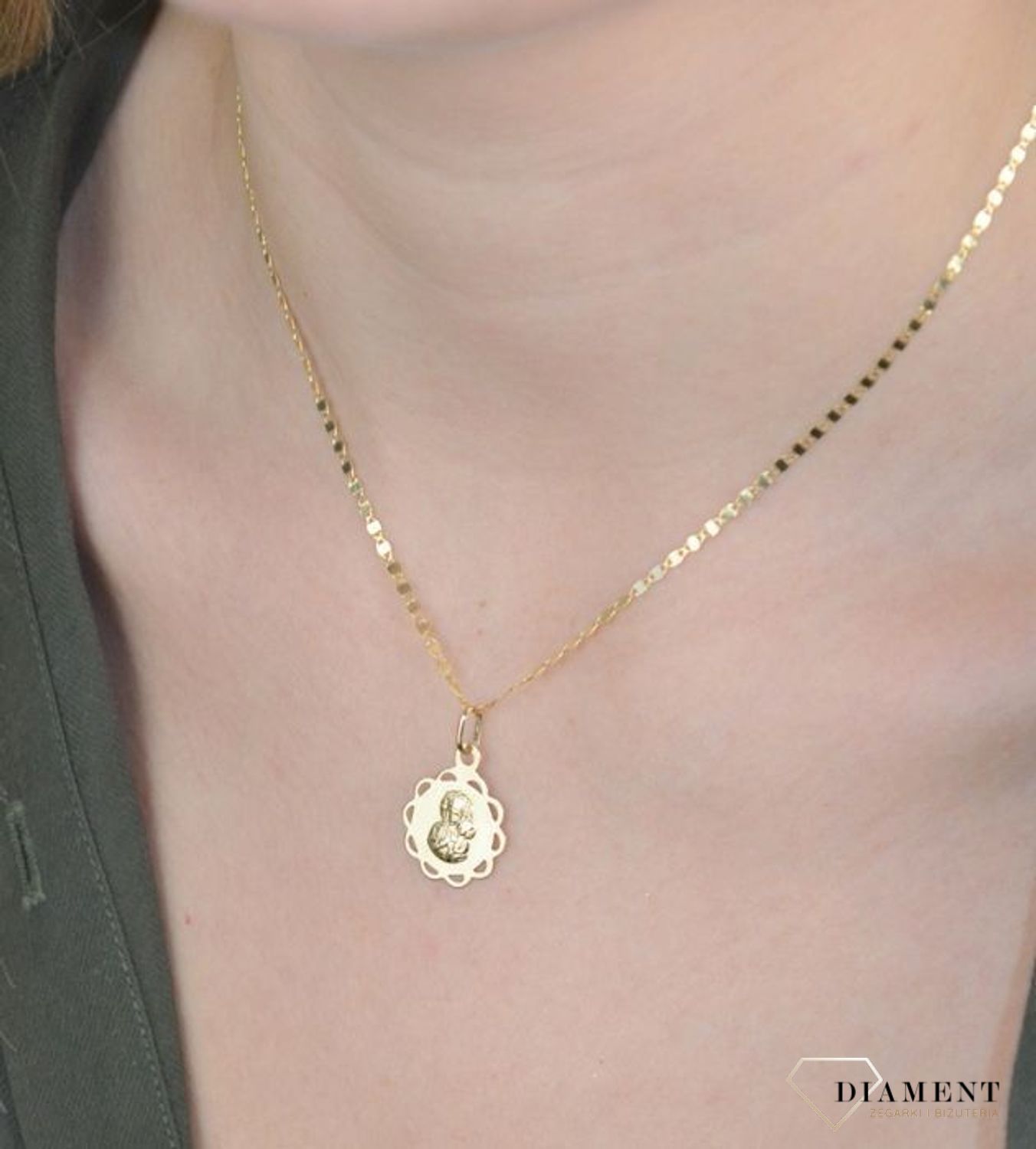 Złota zawieszka 585 medalik okrągły Matka Boska  DIA-ZAW-8585-585. Zawieszka wykonana ze złota próby 585 Piękna biżuteria o bogatej symbolice religijnej. Oryginalna forma delikatnej zawieszki ujmuje kunsztem i precyzją wykonania.jpg