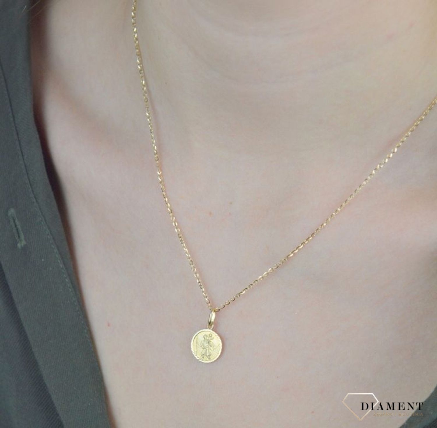 Złota zawieszka 585 medalik okrągły Matka Boska  DIA-ZAW-8586-585.  Zawieszka wykonana ze złota próby 585 Piękna biżuteria o bogatej symbolice religijnej. Oryginalna forma delikatnej zawieszki ujmuje kunsztem i precyzją wykonania.jpg