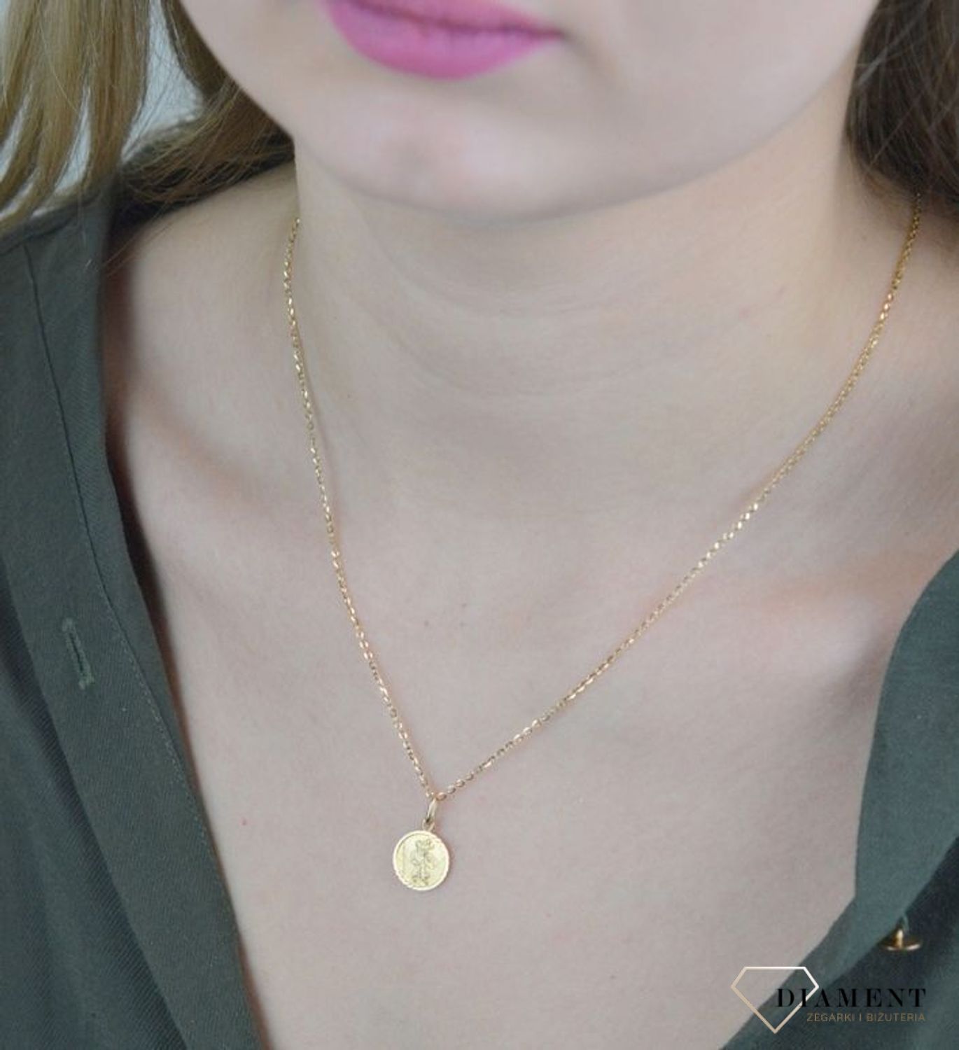 Złota zawieszka 585 medalik okrągły Matka Boska  DIA-ZAW-8586-585.  Zawieszka wykonana ze złota próby 585 Piękna biżuteria o bogatej symbolice religijnej. Oryginalna forma delikatnej zawieszki ujmuje kunsztem i precyzją wykonania.jpg