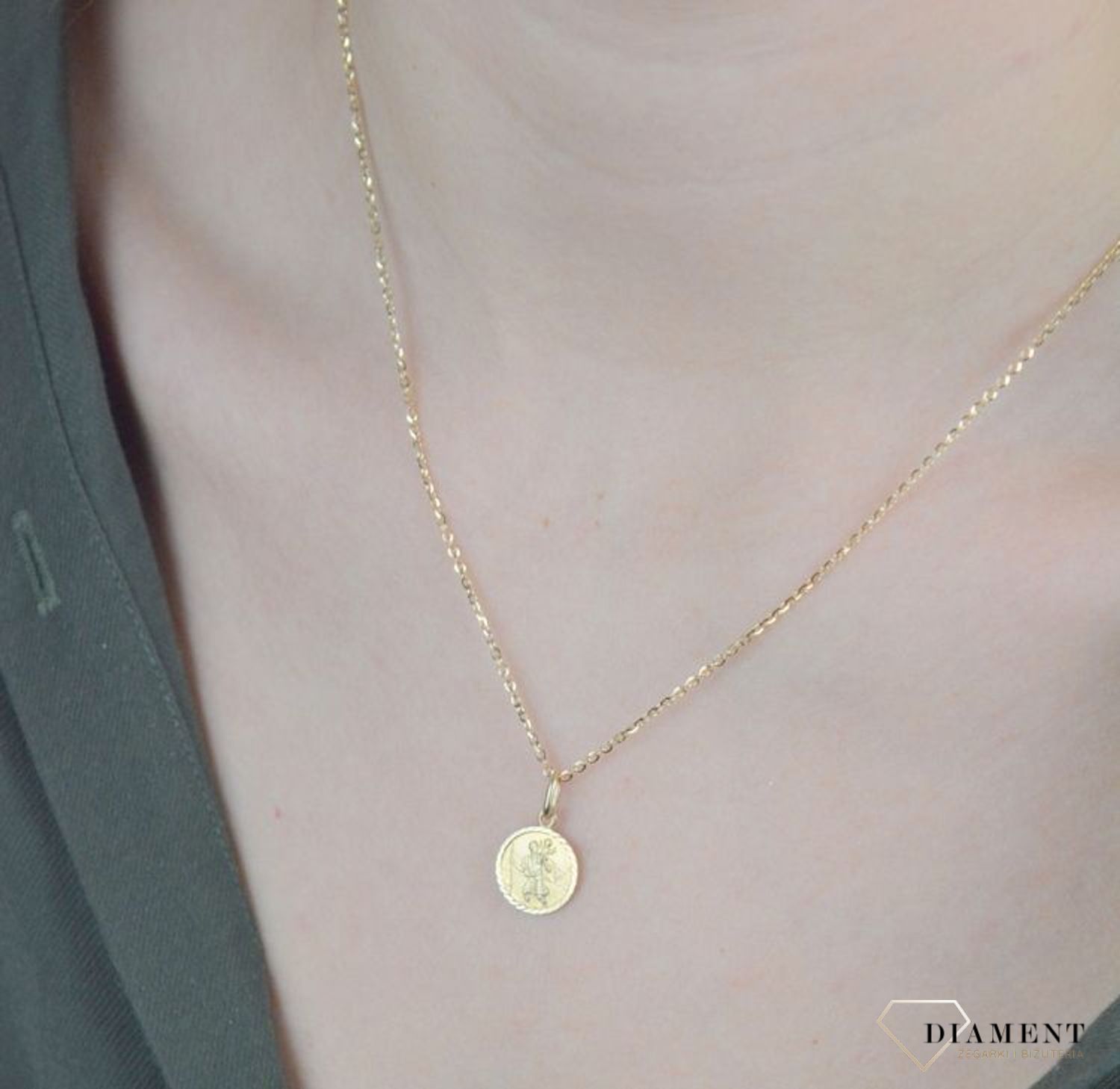 Złota zawieszka 585 medalik okrągły Matka Boska  DIA-ZAW-8586-585.  Zawieszka wykonana ze złota próby 585 Piękna biżuteria o bogatej symbolice religijnej. Oryginalna forma delikatnej zawieszki ujmuje kunsztem i precyzją wykonania.jpg
