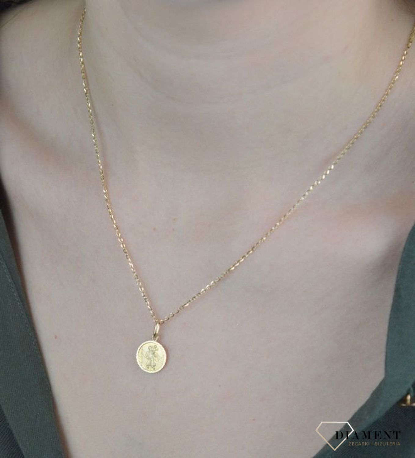 Złota zawieszka 585 medalik okrągły Matka Boska  DIA-ZAW-8586-585.  Zawieszka wykonana ze złota próby 585 Piękna biżuteria o bogatej symbolice religijnej. Oryginalna forma delikatnej zawieszki ujmuje kunsztem i precyzją wykonania.jpg