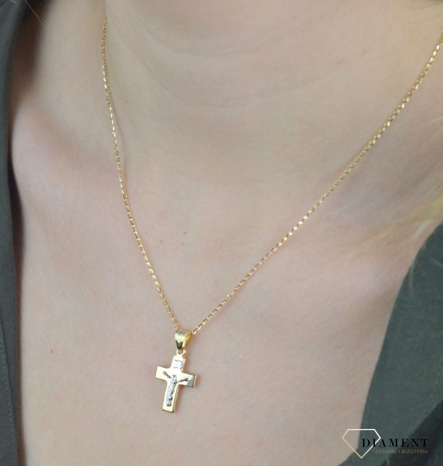 Złota zawieszka 585 grawerowany krzyżyk z Jezusem z białego złota DIA-ZAW-8587-585.jpg