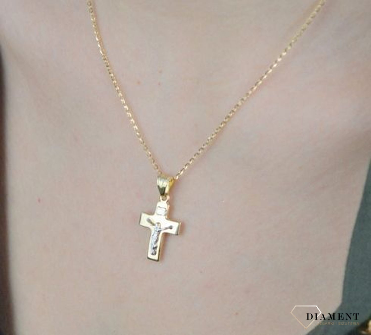 Złota zawieszka 585 grawerowany krzyżyk z Jezusem z białego złota DIA-ZAW-8587-585.jpg