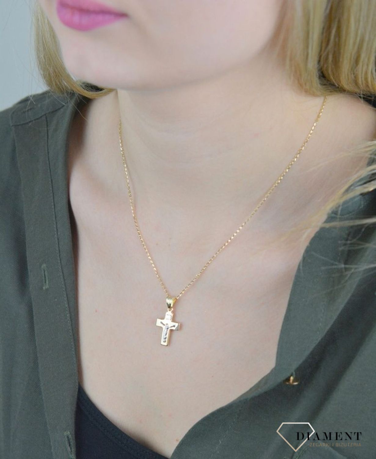 Złota zawieszka 585 grawerowany krzyżyk z Jezusem z białego złota DIA-ZAW-8587-585.jpg