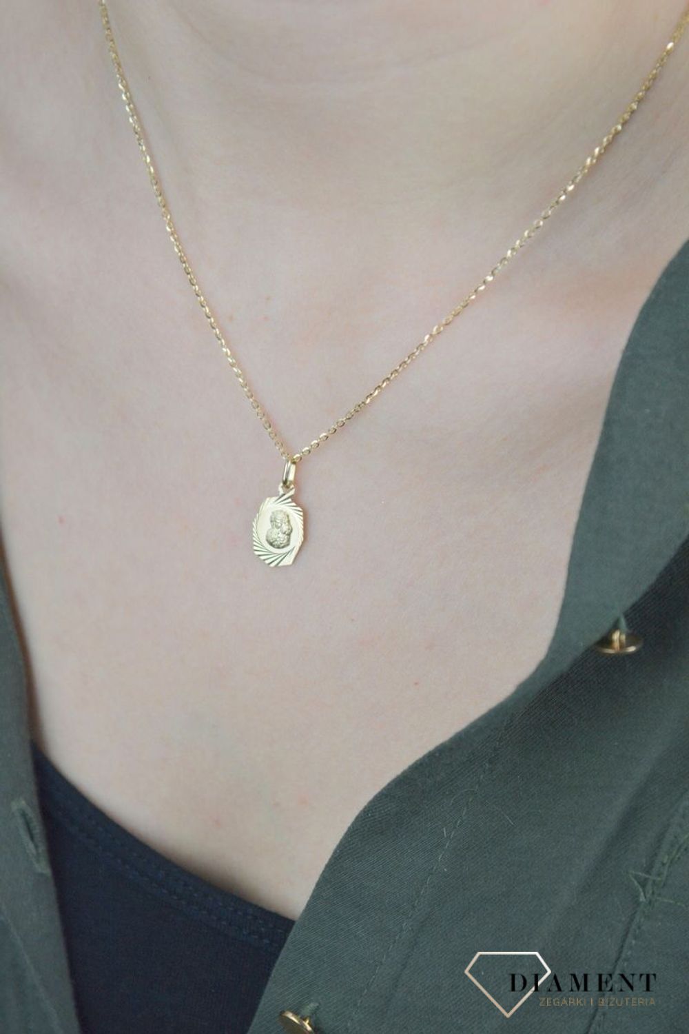 Złota zawieszka 585 medalik z Matka Boska Częstochowska DIA-ZAW-8588-585. Piękny medalik o bogatej symbolice religijnej w kształcie prostokąta. Religijną biżuterię wykonano z 14-karatowego żółtego złota.jpg