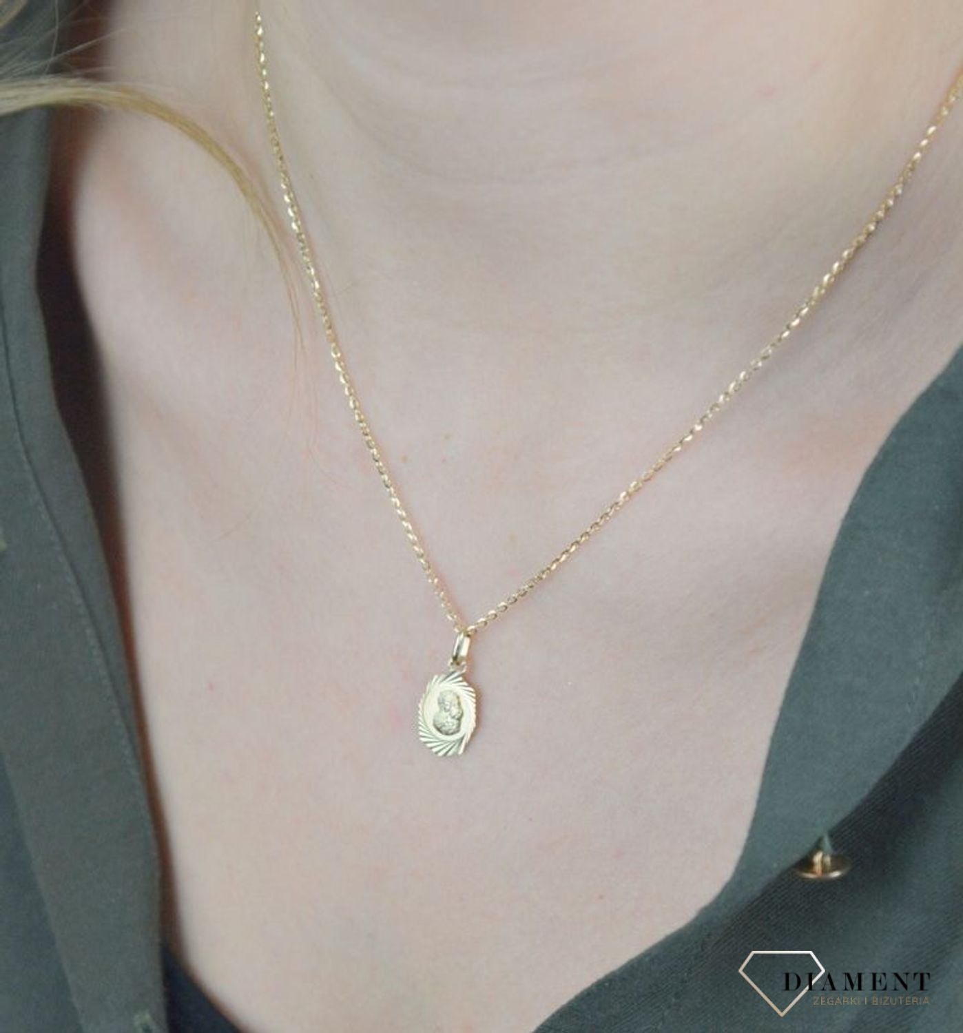 Złota zawieszka 585 medalik z Matka Boska Częstochowska DIA-ZAW-8588-585. Piękny medalik o bogatej symbolice religijnej w kształcie prostokąta. Religijną biżuterię wykonano z 14-karatowego żółtego złota.jpg
