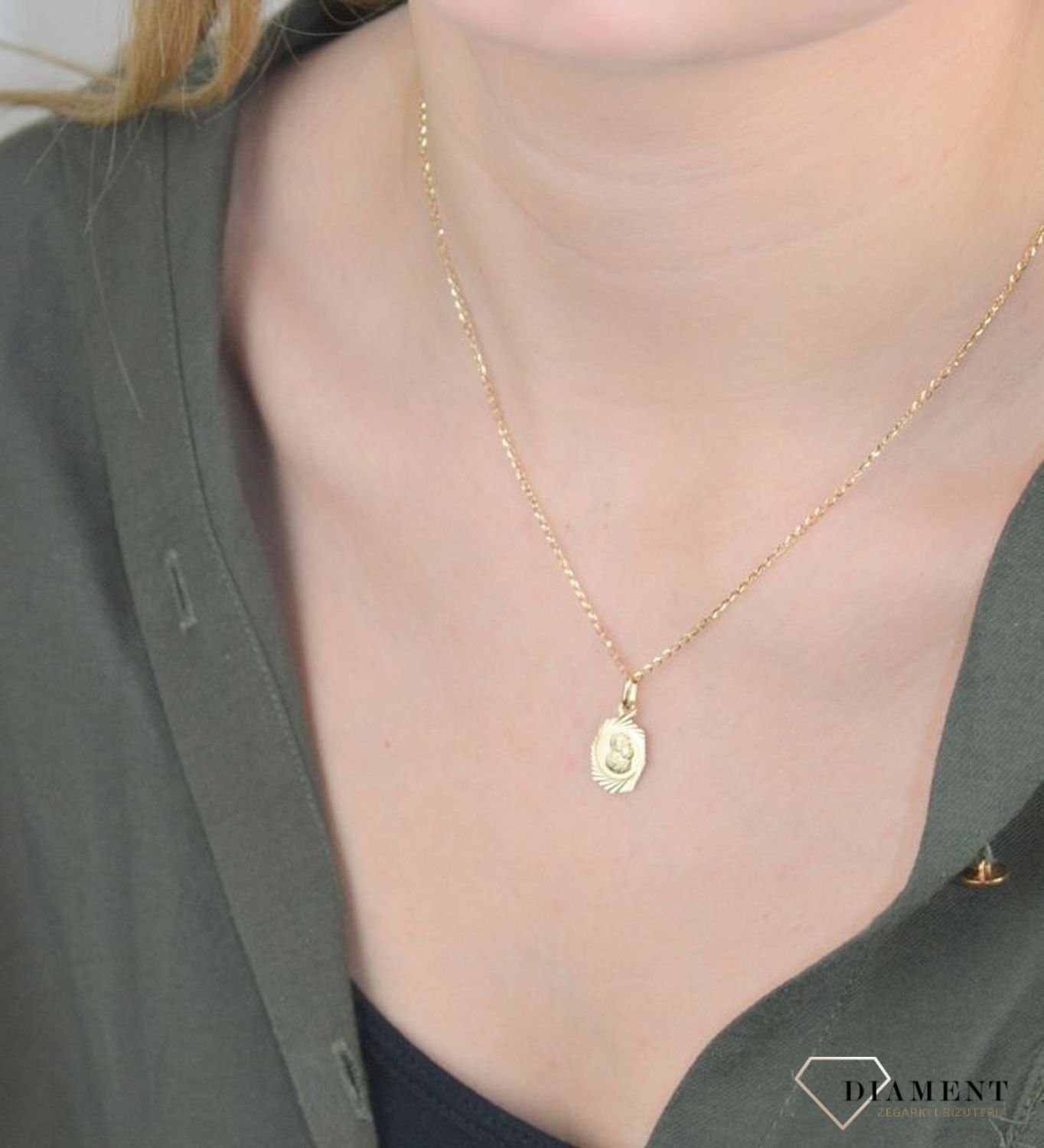 Złota zawieszka 585 medalik z Matka Boska Częstochowska DIA-ZAW-8588-585. Piękny medalik o bogatej symbolice religijnej w kształcie prostokąta. Religijną biżuterię wykonano z 14-karatowego żółtego złota.jpg