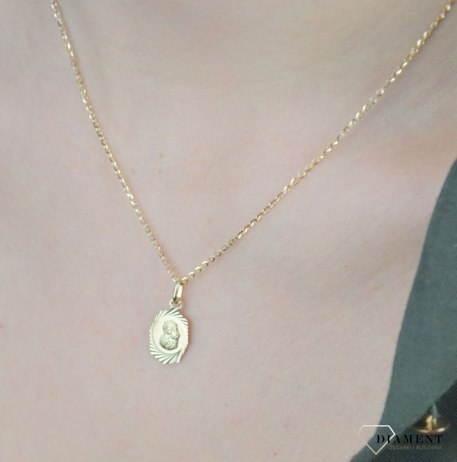 Złota zawieszka 585 medalik z Matka Boska Częstochowska DIA-ZAW-8588-585. Piękny medalik o bogatej symbolice religijnej w kształcie prostokąta. Religijną biżuterię wykonano z 14-karatowego żółtego złota.jpg