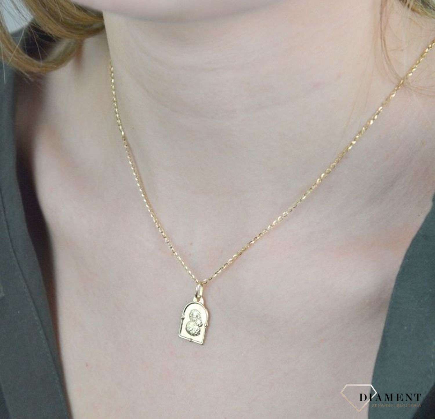 Złota zawieszka 585 medalik z Matka Boska Częstochowska DIA-ZAW-8592-585. Piękny medalik o bogatej symbolice religijnej w kształcie prostokąta z zaokrągloną górą. Religijną biżuterię wykonano z 14-karatowego żółtego złot.jpg