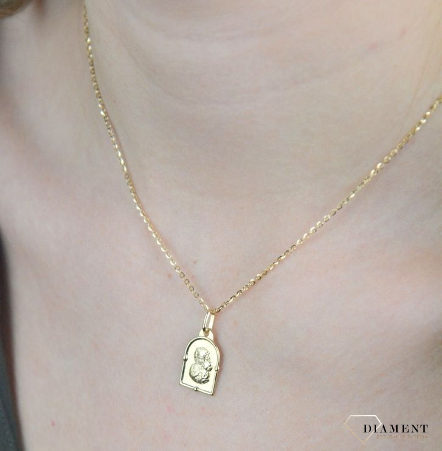 Złota zawieszka 585 medalik z Matka Boska Częstochowska DIA-ZAW-8592-585. Piękny medalik o bogatej symbolice religijnej w kształcie prostokąta z zaokrągloną górą. Religijną biżuterię wykonano z 14-karatowego żółtego złot.jpg