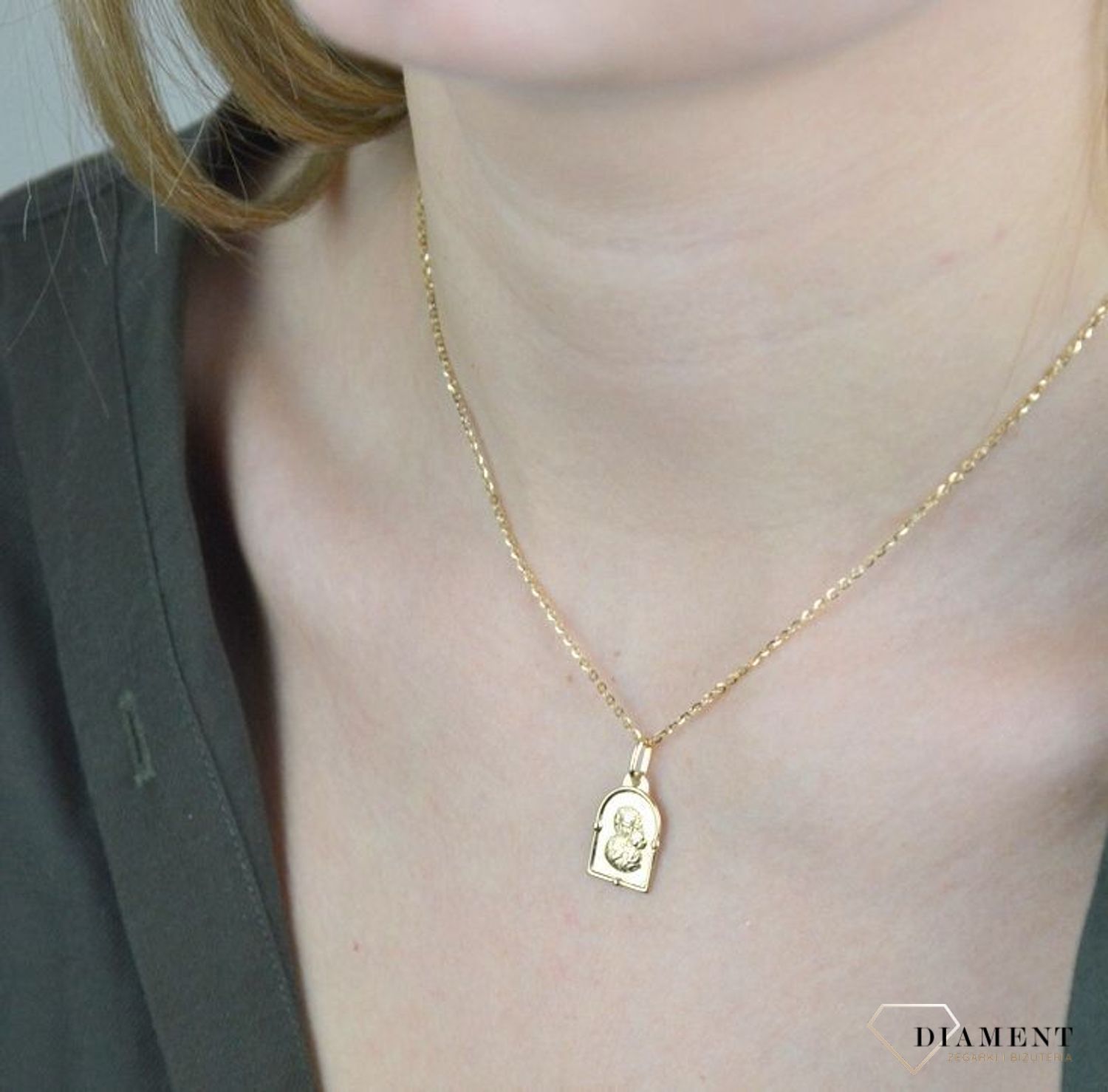 Złota zawieszka 585 medalik z Matka Boska Częstochowska DIA-ZAW-8592-585. Piękny medalik o bogatej symbolice religijnej w kształcie prostokąta z zaokrągloną górą. Religijną biżuterię wykonano z 14-karatowego żółtego złot.jpg