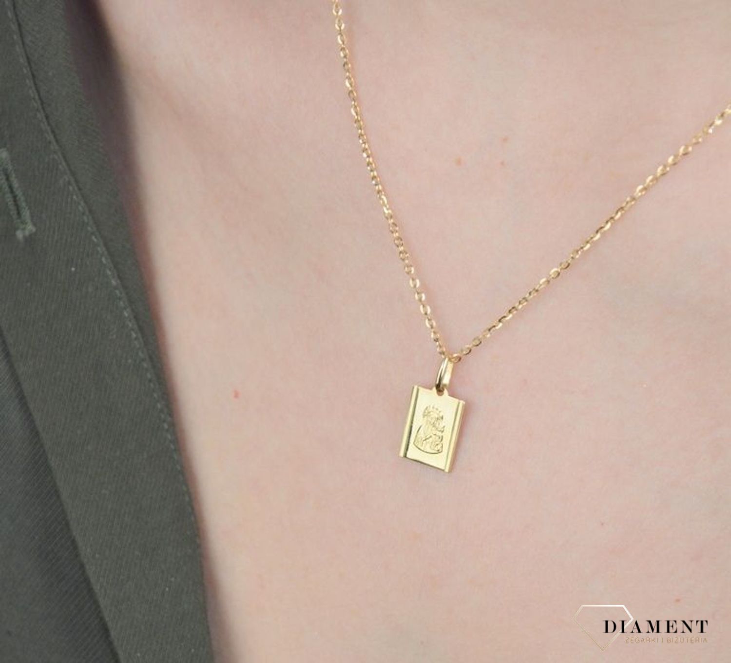 Złota zawieszka 585 medalik z Matka Boska Częstochowska DIA-ZAW-8593-585. Piękny medalik o bogatej symbolice religijnej w kształcie prostokąta. Religijną biżuterię wykonano z 14-karatowego żółtego złota, Idealna zawieszka na prezent..jpg
