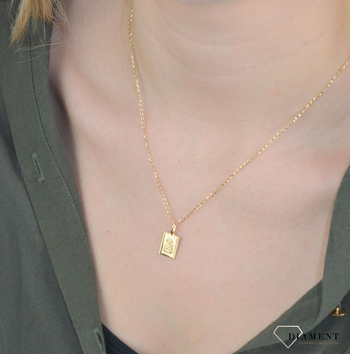 Złota zawieszka 585 medalik z Matka Boska Częstochowska DIA-ZAW-8593-585. Piękny medalik o bogatej symbolice religijnej w kształcie prostokąta. Religijną biżuterię wykonano z 14-karatowego żółtego złota, Idealna zawieszka na prezent..jpg