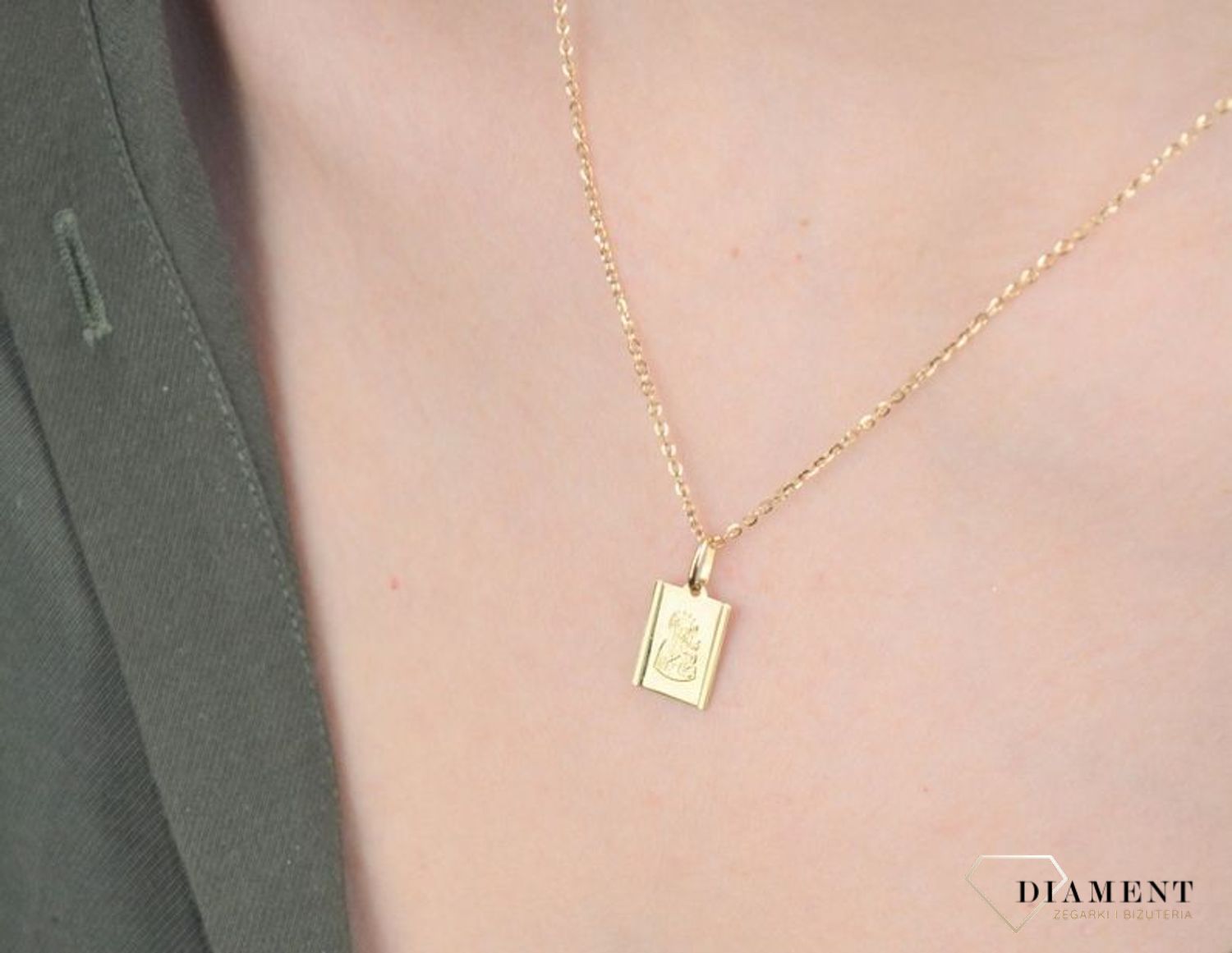Złota zawieszka 585 medalik z Matka Boska Częstochowska DIA-ZAW-8593-585. Piękny medalik o bogatej symbolice religijnej w kształcie prostokąta. Religijną biżuterię wykonano z 14-karatowego żółtego złota, Idealna zawieszka na prezent..jpg