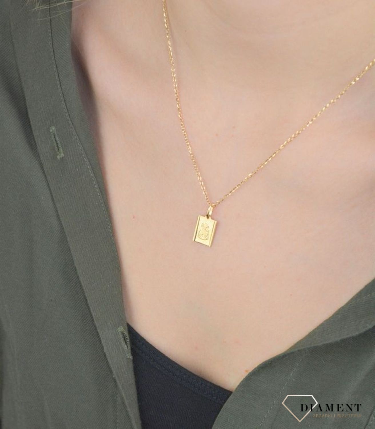 Złota zawieszka 585 medalik z Matka Boska Częstochowska DIA-ZAW-8593-585. Piękny medalik o bogatej symbolice religijnej w kształcie prostokąta. Religijną biżuterię wykonano z 14-karatowego żółtego złota, Idealna zawieszka na prezent..jpg