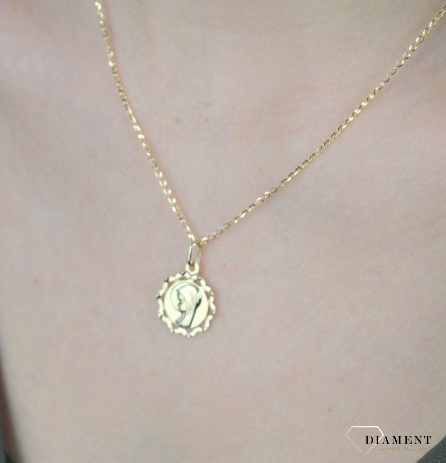 Złota zawieszka 585 medalik okrągły Matka Boska  DIA-ZAW-8594-585. Zawieszka wykonana ze złota próby 585 Piękna biżuteria o bogatej symbolice religijnej. Oryginalna forma delikatnej zawieszki ujmuje kunsztem i precyzją wy.jpg