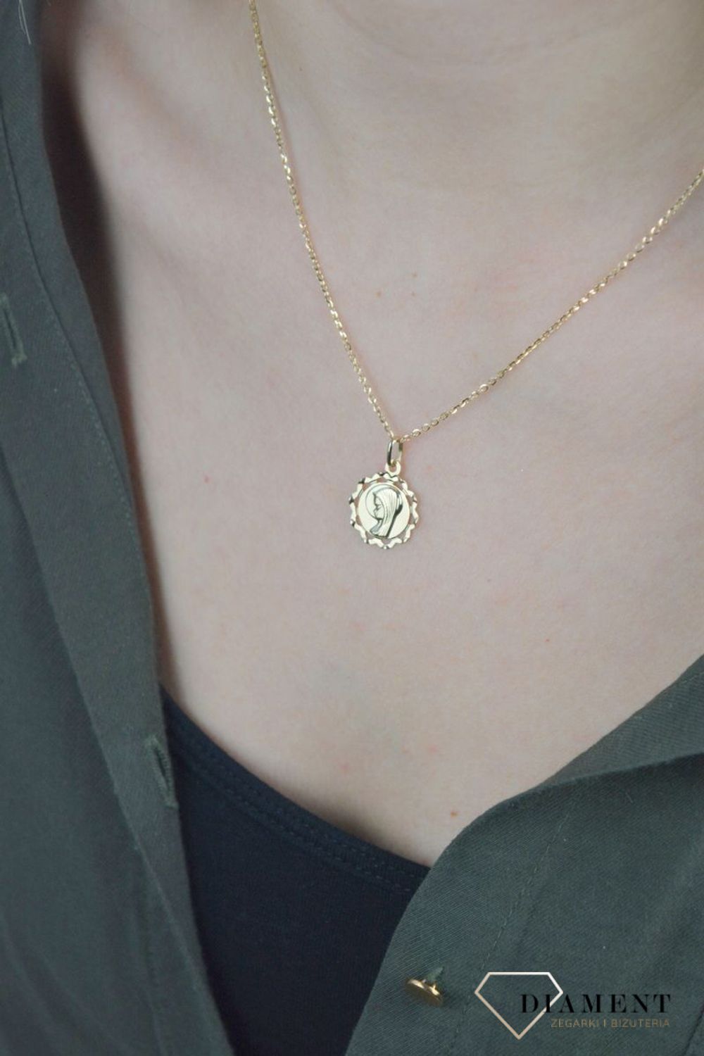 Złota zawieszka 585 medalik okrągły Matka Boska  DIA-ZAW-8594-585. Zawieszka wykonana ze złota próby 585 Piękna biżuteria o bogatej symbolice religijnej. Oryginalna forma delikatnej zawieszki ujmuje kunsztem i precyzją wy.jpg