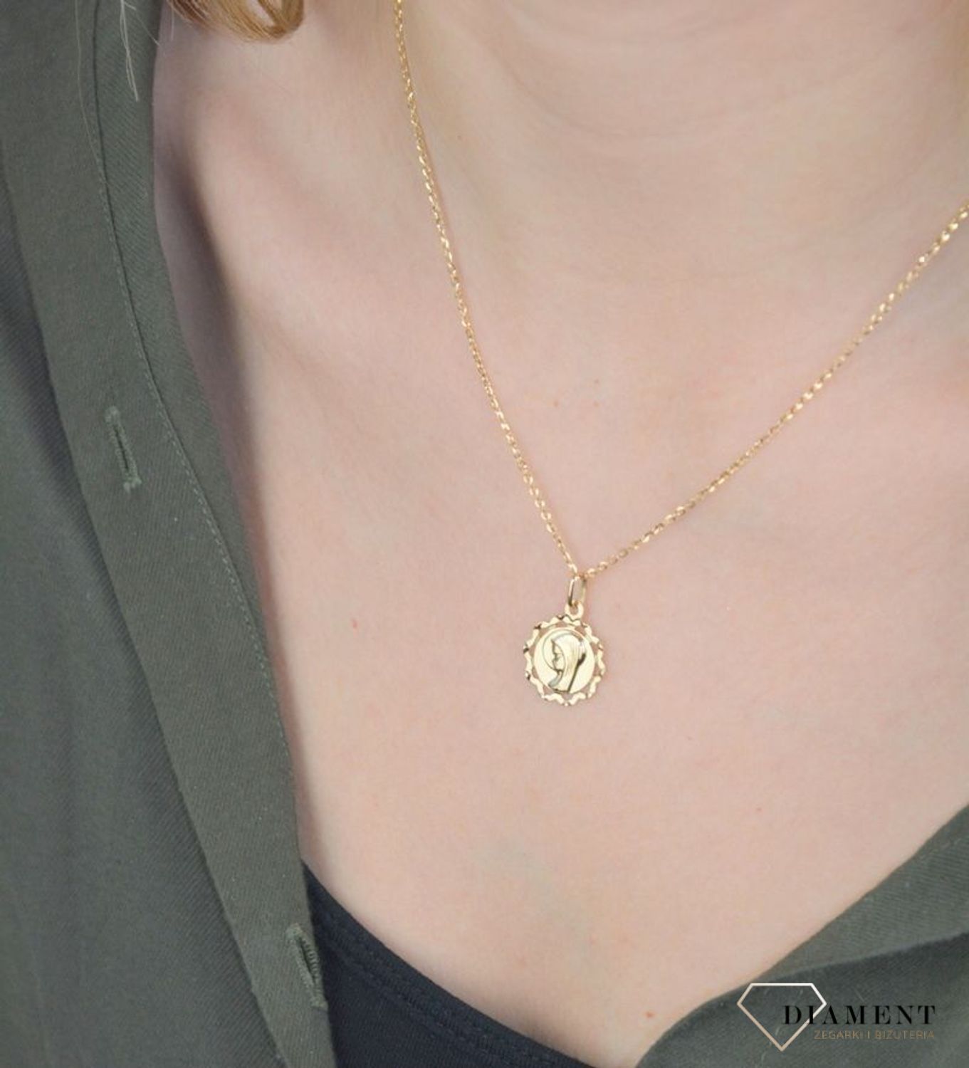 Złota zawieszka 585 medalik okrągły Matka Boska  DIA-ZAW-8594-585. Zawieszka wykonana ze złota próby 585 Piękna biżuteria o bogatej symbolice religijnej. Oryginalna forma delikatnej zawieszki ujmuje kunsztem i precyzją wy.jpg