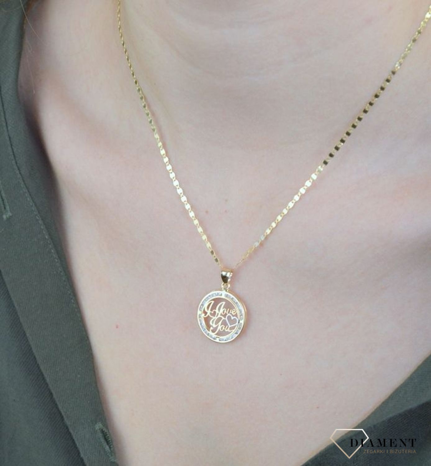 Złota zawieszka 585 kółeczko z napisem I Love You DIA-ZAW-8595-585. Złoty wisiorek w kształcie kółeczka z napisem I love you.  Wisiorek ten to idealny pomysł na prezent, którym wyjawimy swoje uczucia. Złoto jest metalem szlachetnym zn.jpg