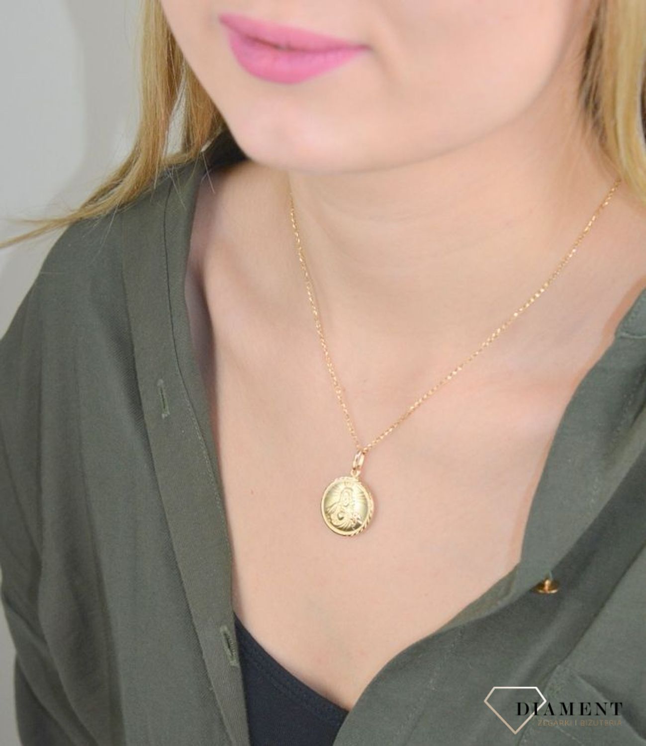 Złota zawieszka 585 okrągły medalik z Jezusem DIA-ZAW-8596-585.  Medalik w ponadczasowym kształcie z wizerunkiem Jezusa . Ze względu na rozmiar zawieszki, dodatek ładnie komponuje się z łańcuszkiem o klasycznych oczkach.  (2).jpg