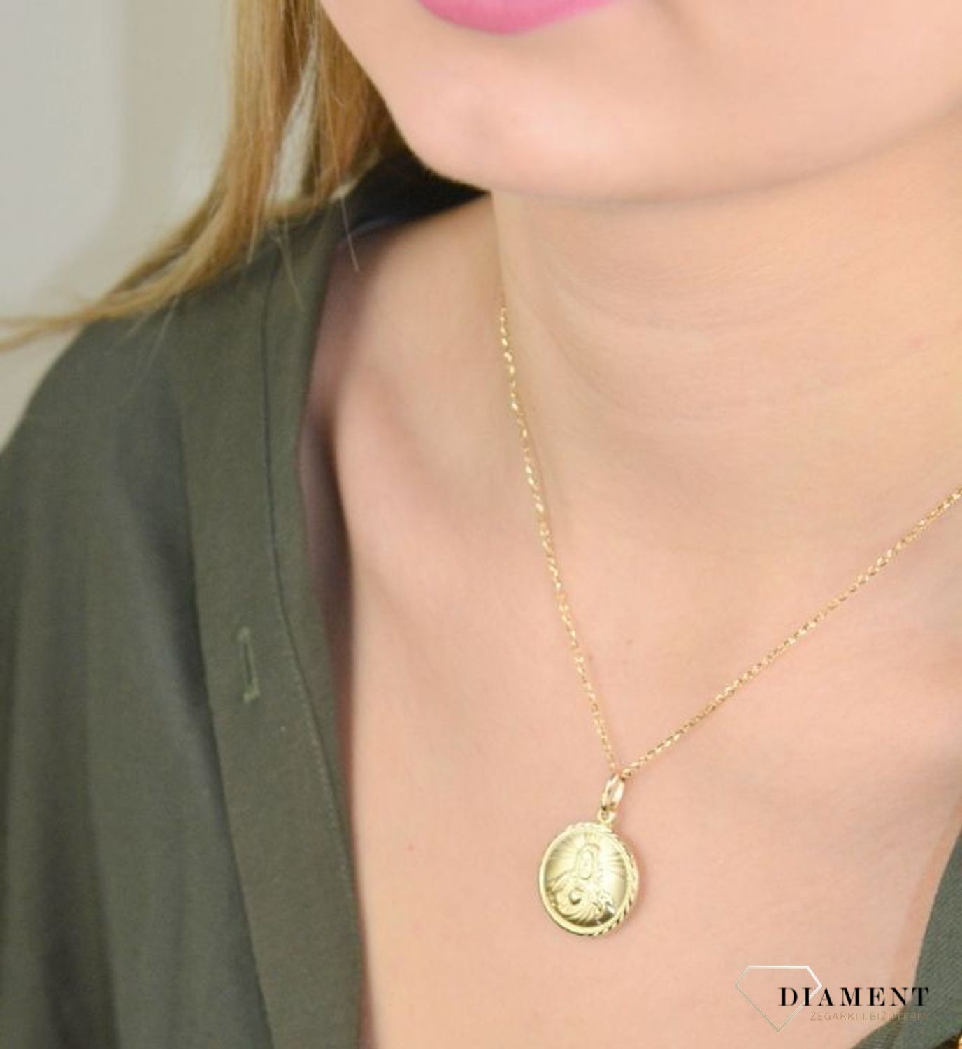Złota zawieszka 585 okrągły medalik z Jezusem DIA-ZAW-8596-585.  Medalik w ponadczasowym kształcie z wizerunkiem Jezusa . Ze względu na rozmiar zawieszki, dodatek ładnie komponuje się z łańcuszkiem o klasycznych oczkach.  (2).jpg