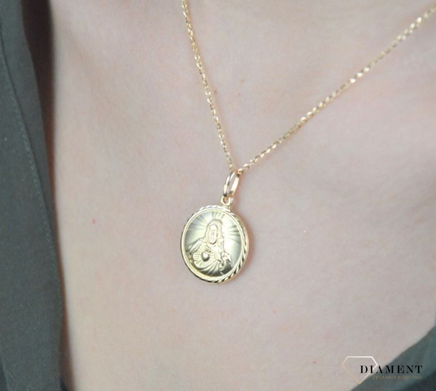 Złota zawieszka 585 okrągły medalik z Jezusem DIA-ZAW-8596-585.  Medalik w ponadczasowym kształcie z wizerunkiem Jezusa . Ze względu na rozmiar zawieszki, dodatek ładnie komponuje się z łańcuszkiem o klasycznych oczkach.  (2).jpg