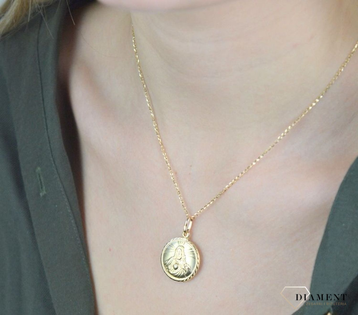 Złota zawieszka 585 okrągły medalik z Jezusem DIA-ZAW-8596-585.  Medalik w ponadczasowym kształcie z wizerunkiem Jezusa . Ze względu na rozmiar zawieszki, dodatek ładnie komponuje się z łańcuszkiem o klasycznych oczkach.  (2).jpg