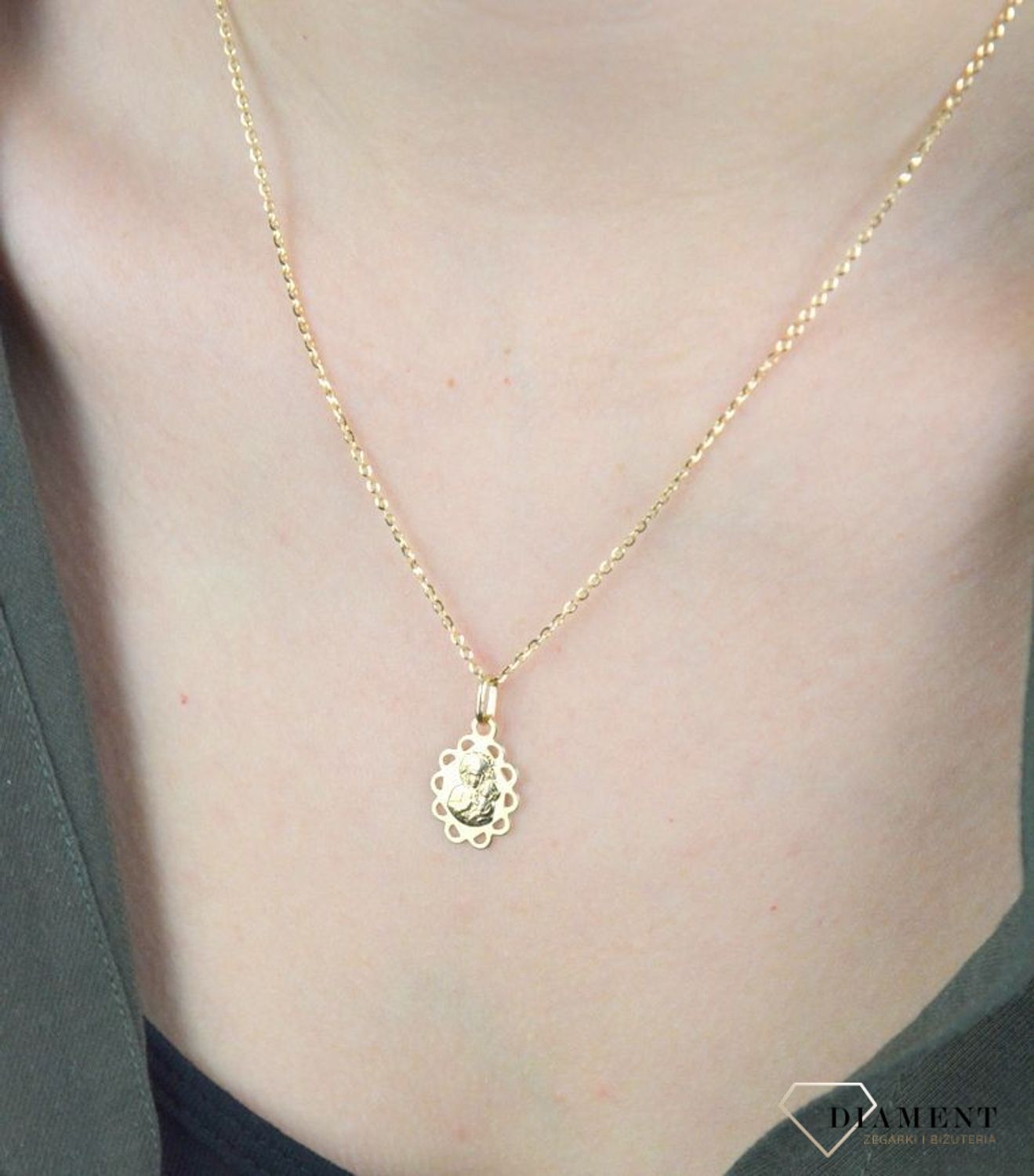 Złota zawieszka medalik 585 z Matką Boską Częstochowską DIA-ZAW-8597-585. Złota zawieszka medalik 585 z Matką Boską Częstochowską. Złoty medalik został wykonany z najwyższej jakości 14 – karatowego żółtego złota. Delikatny wisio.jpg