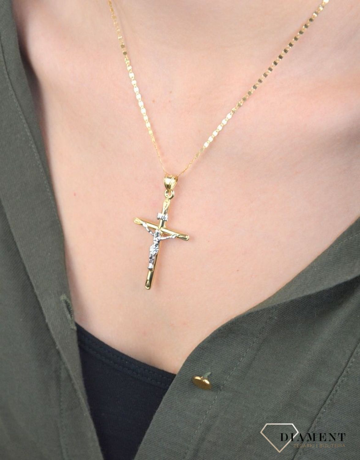 Złota zawieszka 585 krzyżyk z wizerunkiem Jezusa DIA-ZAW-8598-585. Złoty wisiorek o kształcie krzyżyka z wizerunkiem został wykonany z wysokiej próby złota 585 w kolorze białego i żółtego złota. Zawieszstaranno (2).jpg