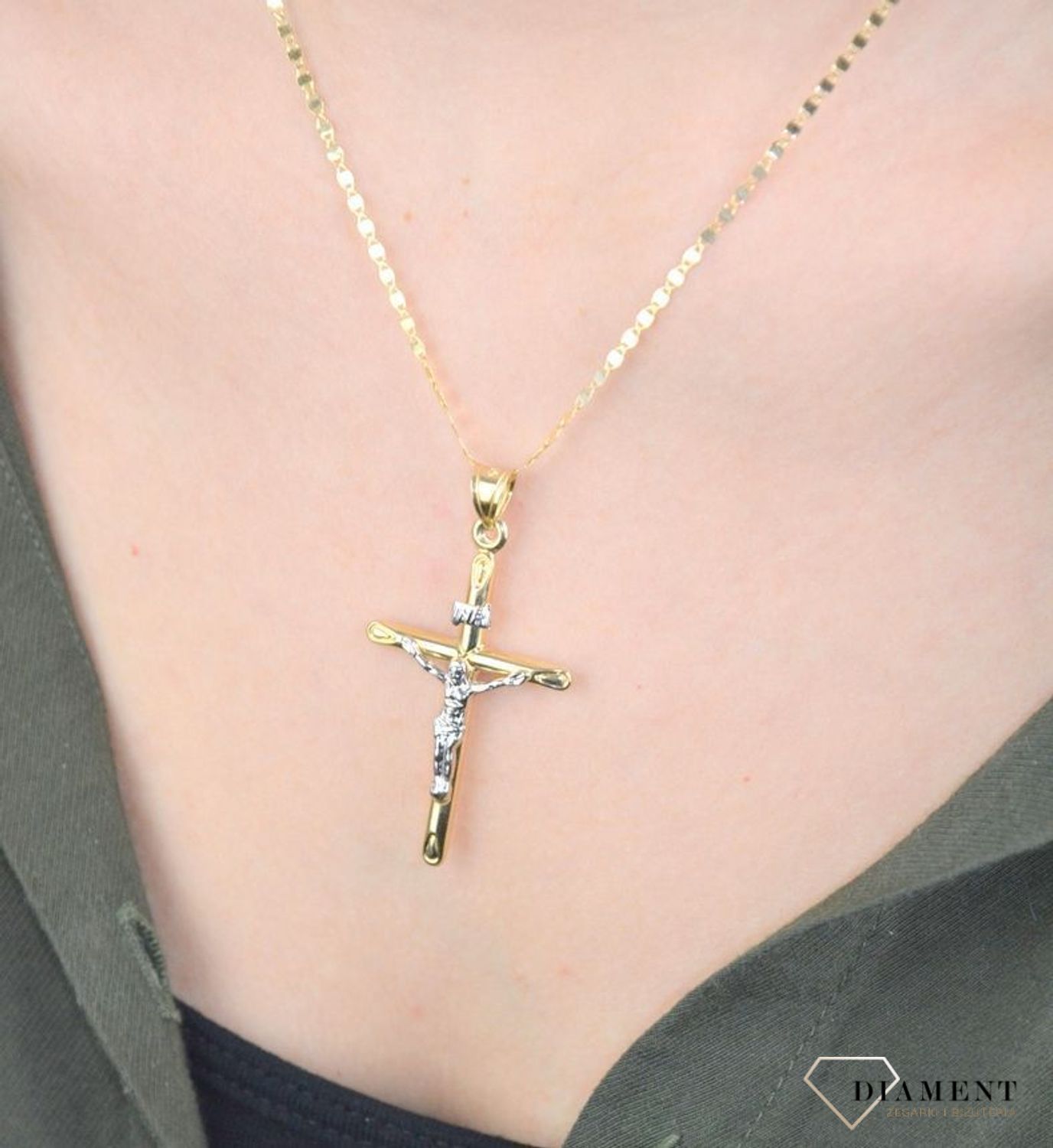 Złota zawieszka 585 krzyżyk z wizerunkiem Jezusa DIA-ZAW-8598-585. Złoty wisiorek o kształcie krzyżyka z wizerunkiem został wykonany z wysokiej próby złota 585 w kolorze białego i żółtego złota. Zawieszstaranno (2).jpg