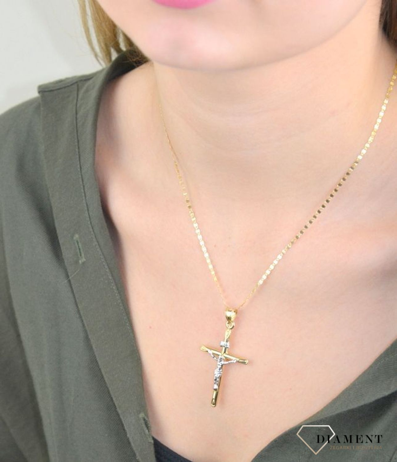 Złota zawieszka 585 krzyżyk z wizerunkiem Jezusa DIA-ZAW-8598-585. Złoty wisiorek o kształcie krzyżyka z wizerunkiem został wykonany z wysokiej próby złota 585 w kolorze białego i żółtego złota. Zawieszstaranno (2).jpg