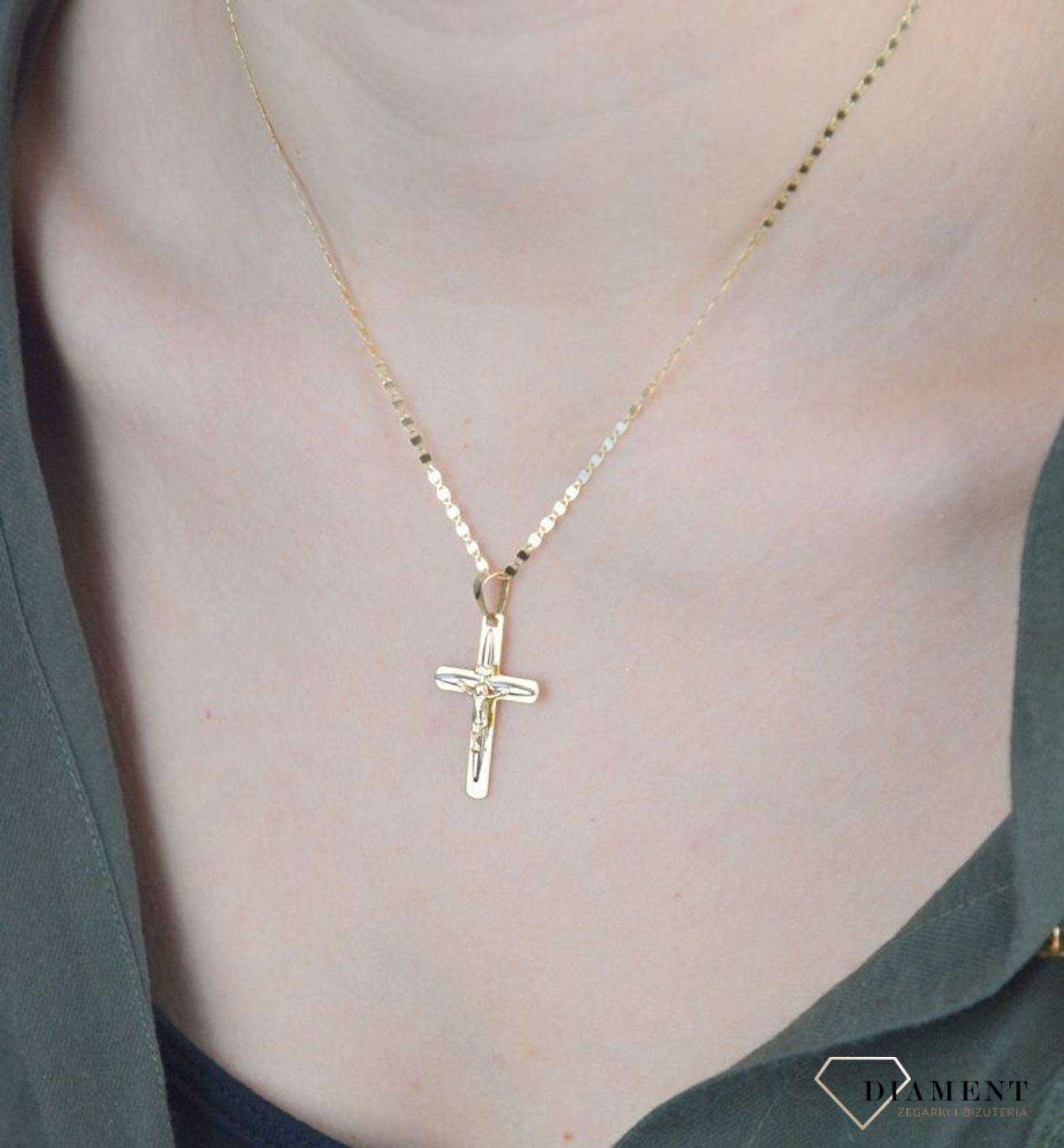 Złota zawieszka 585 krzyżyk z wizerunkiem Jezusa DIA-ZAW-8599-585. Złota zawieszka 585 krzyżyk z wizerunkiem Jezusa został wykonany z wysokiej próby złota 585 w kolorze żółtego złota. Zawieszka wykonana z niezwykłą starannośc.jpg