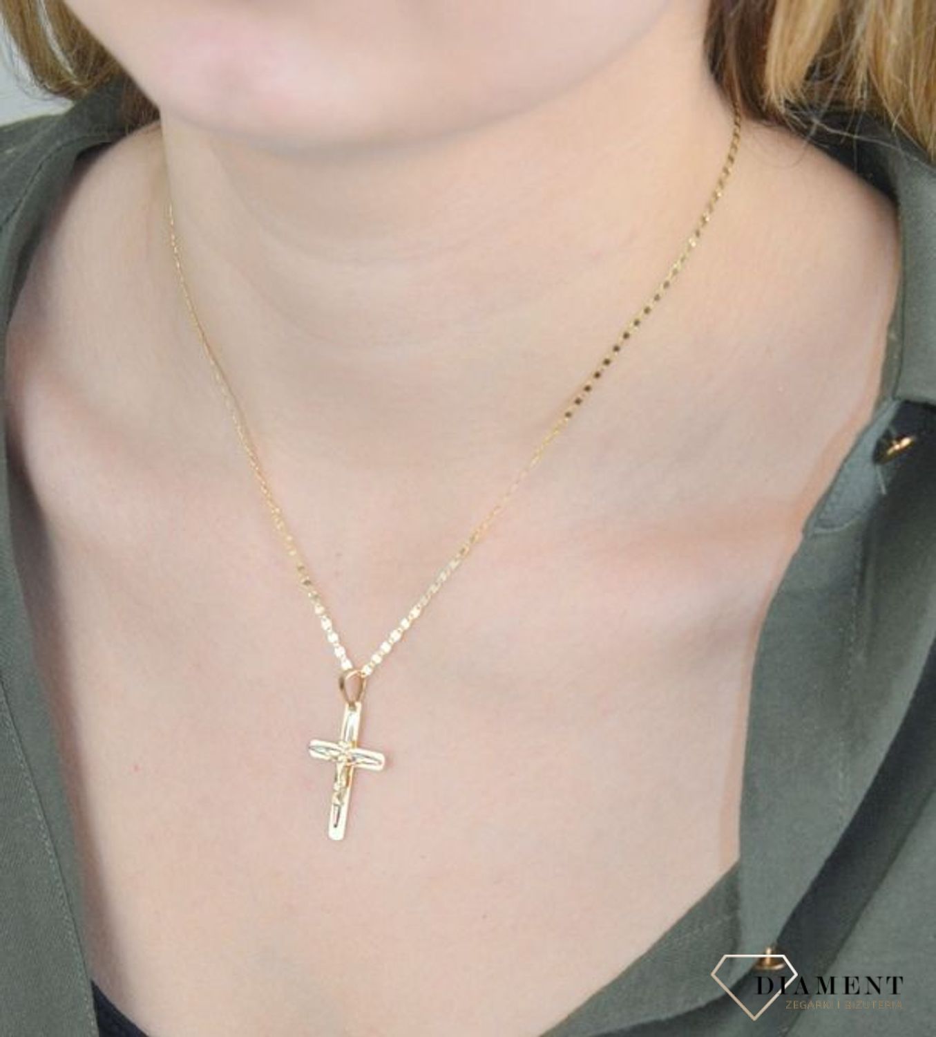 Złota zawieszka 585 krzyżyk z wizerunkiem Jezusa DIA-ZAW-8599-585. Złota zawieszka 585 krzyżyk z wizerunkiem Jezusa został wykonany z wysokiej próby złota 585 w kolorze żółtego złota. Zawieszka wykonana z niezwykłą starannośc.jpg
