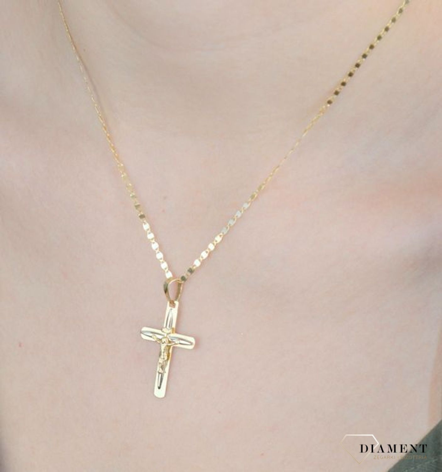 Złota zawieszka 585 krzyżyk z wizerunkiem Jezusa DIA-ZAW-8599-585. Złota zawieszka 585 krzyżyk z wizerunkiem Jezusa został wykonany z wysokiej próby złota 585 w kolorze żółtego złota. Zawieszka wykonana z niezwykłą starannośc.jpg