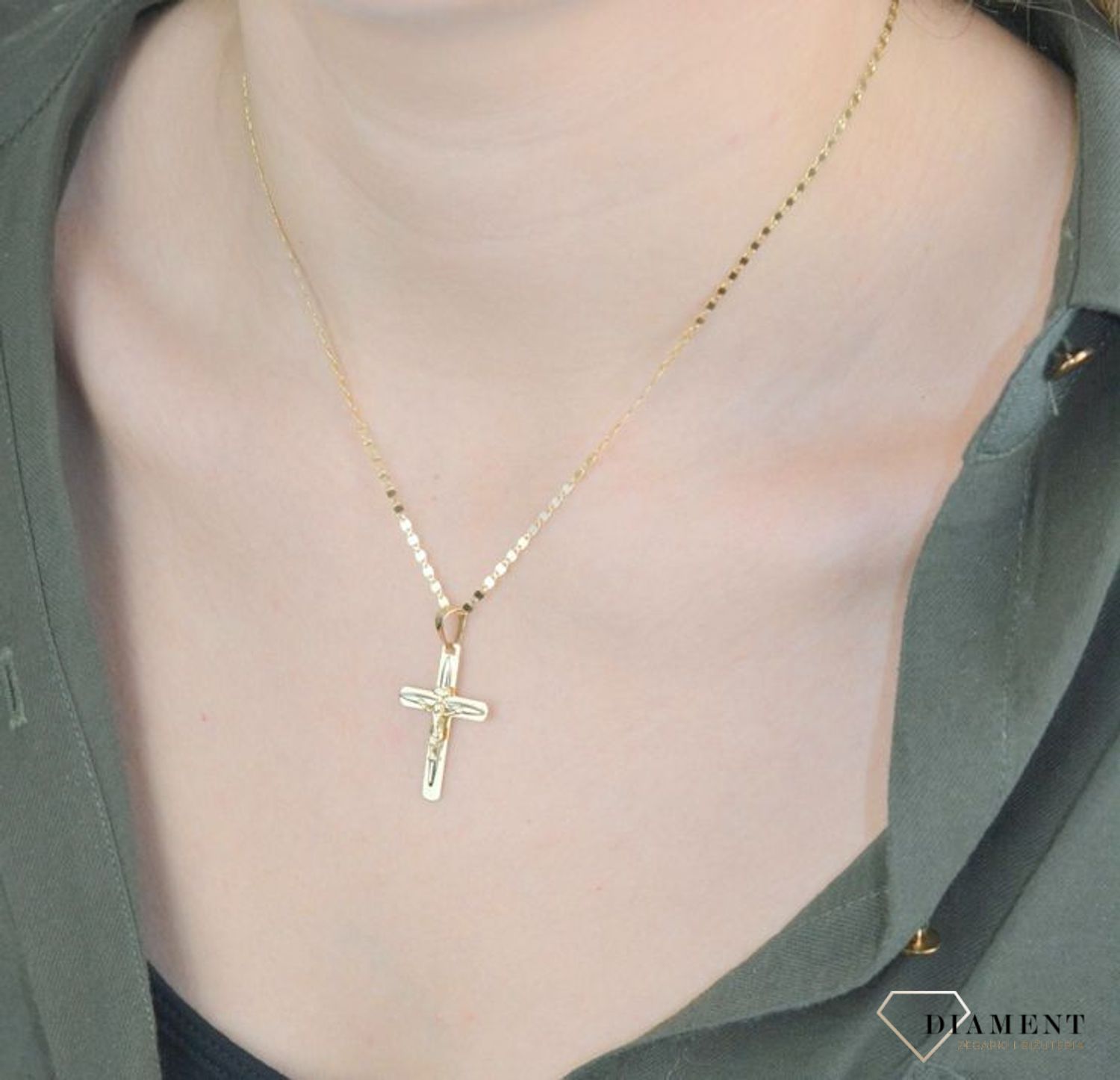 Złota zawieszka 585 krzyżyk z wizerunkiem Jezusa DIA-ZAW-8599-585. Złota zawieszka 585 krzyżyk z wizerunkiem Jezusa został wykonany z wysokiej próby złota 585 w kolorze żółtego złota. Zawieszka wykonana z niezwykłą starannośc.jpg