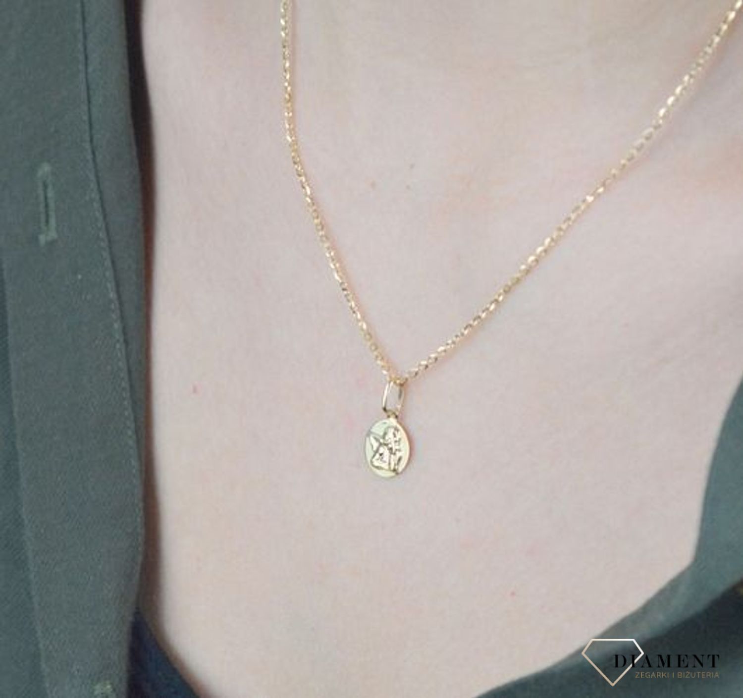 Złota zawieszka 585 medalik okrągły Aniołek  DIA-ZAW-8600-585. Medalik będący wspaniałą pamiątką i prezentem z okazji chrztu, komunii czy bierzmowania. Zawieszka wykonana ze złota próby 585 Piękna biżuteria o bogatej symbol.jpg