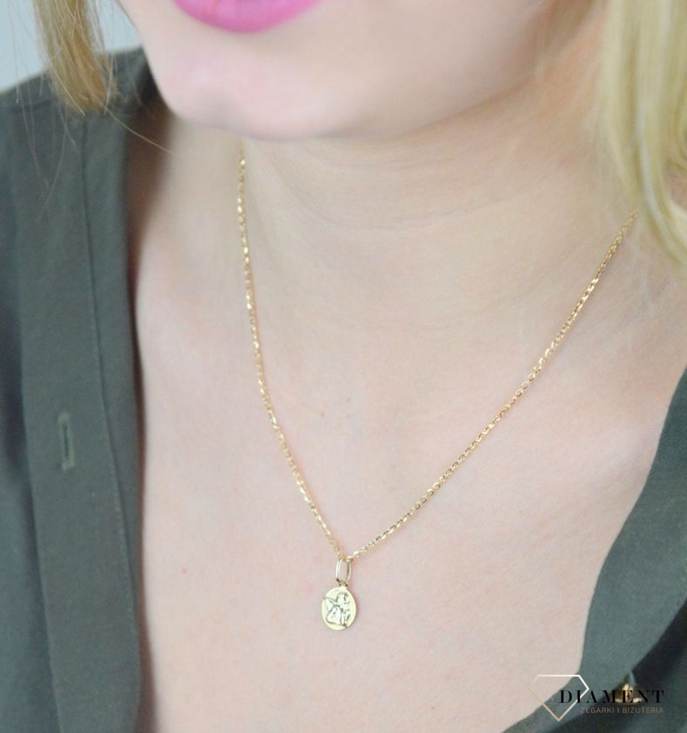 Złota zawieszka 585 medalik okrągły Aniołek  DIA-ZAW-8600-585. Medalik będący wspaniałą pamiątką i prezentem z okazji chrztu, komunii czy bierzmowania. Zawieszka wykonana ze złota próby 585 Piękna biżuteria o bogatej symbol.jpg