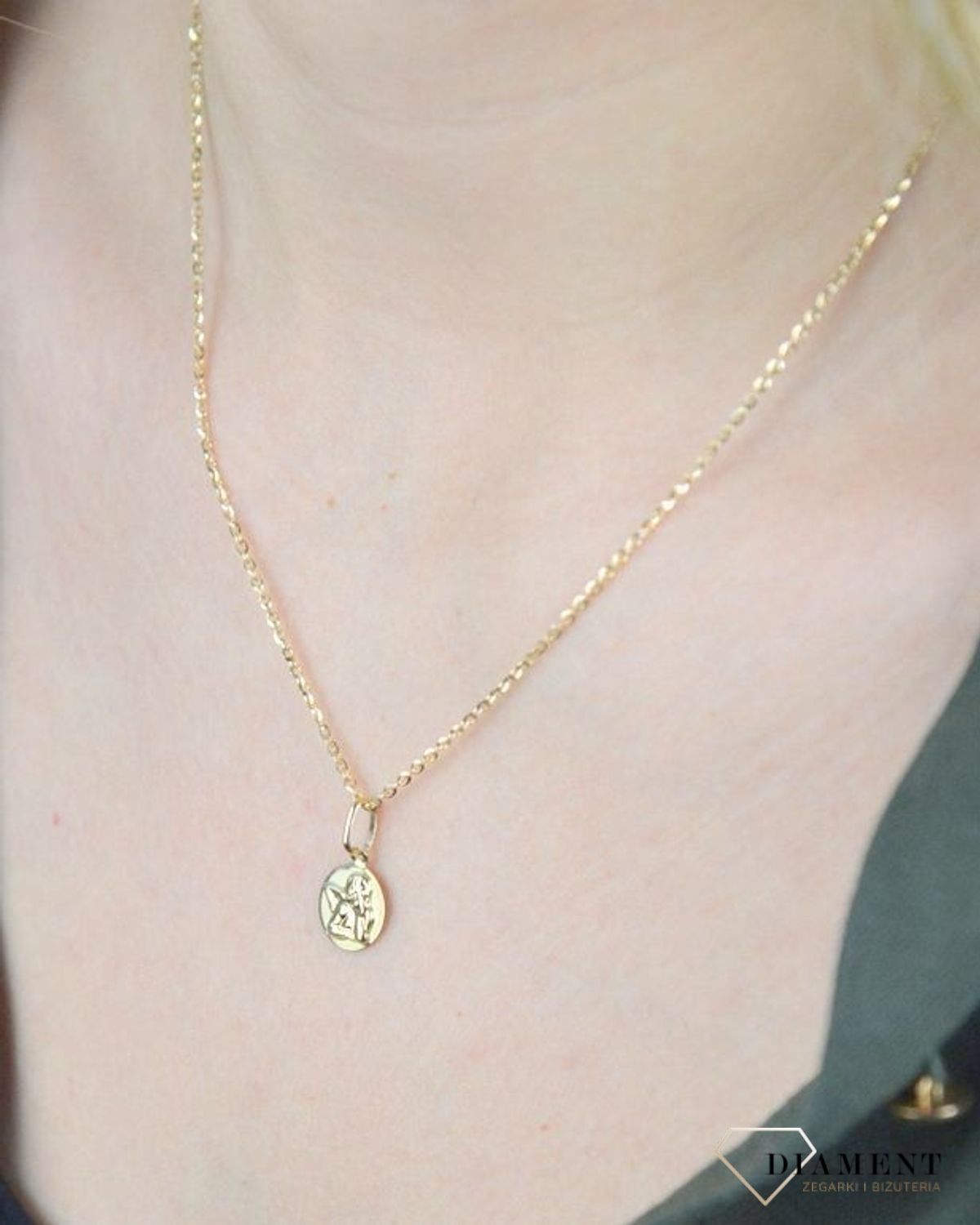 Złota zawieszka 585 medalik okrągły Aniołek  DIA-ZAW-8600-585. Medalik będący wspaniałą pamiątką i prezentem z okazji chrztu, komunii czy bierzmowania. Zawieszka wykonana ze złota próby 585 Piękna biżuteria o bogatej symbol.jpg