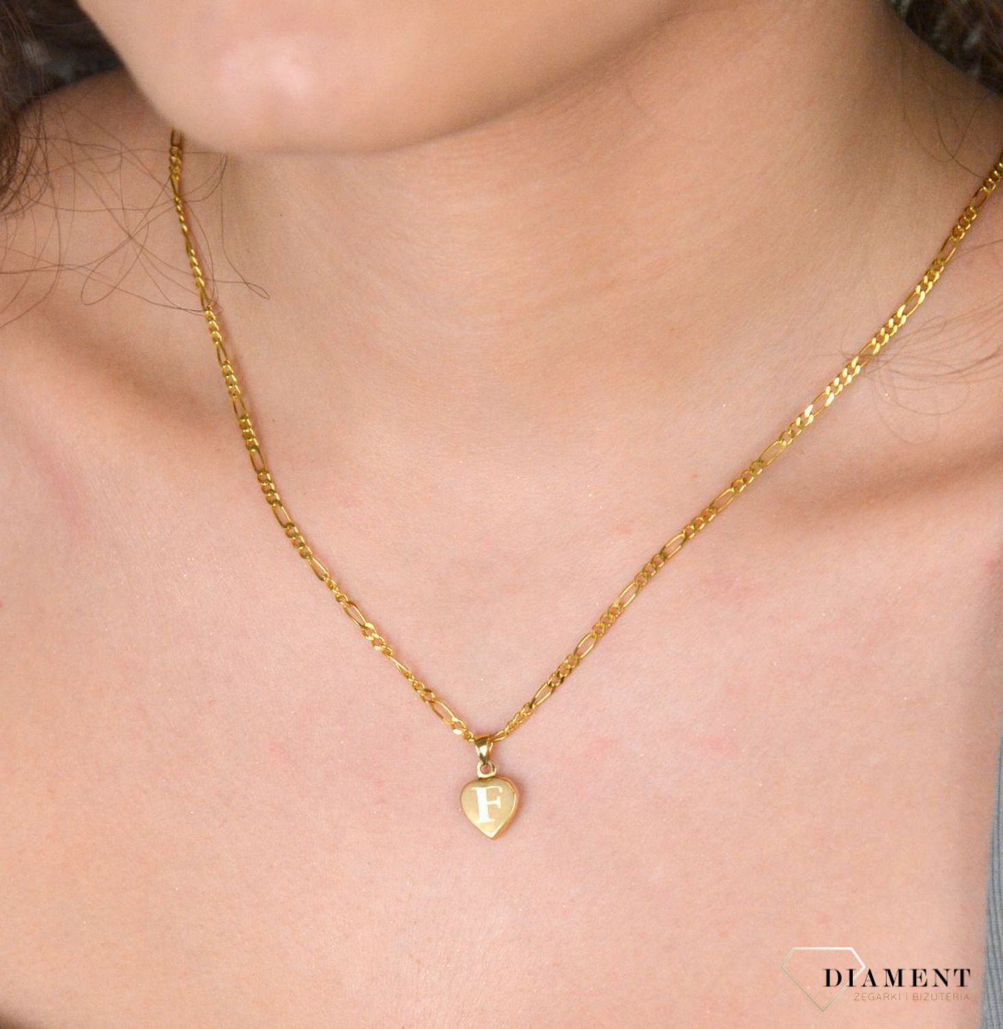 Złota zawieszka 333 literka F w serduszku DIA-ZAW-8623-333 Piękny, złoty wisiorek o ciekawym wzorze wykonany z żółtego złota. Ta zawieszka będzie idealną ozdobą zarówno codziennych stylizacji 1.jpg